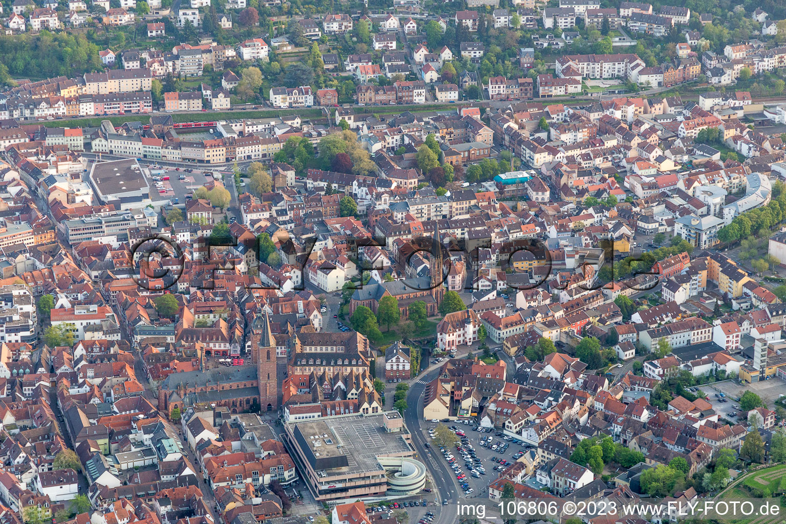 Luftbild von Stiftskirche UL Frau und St. Ägidius in Neustadt an der Weinstraße im Bundesland Rheinland-Pfalz, Deutschland