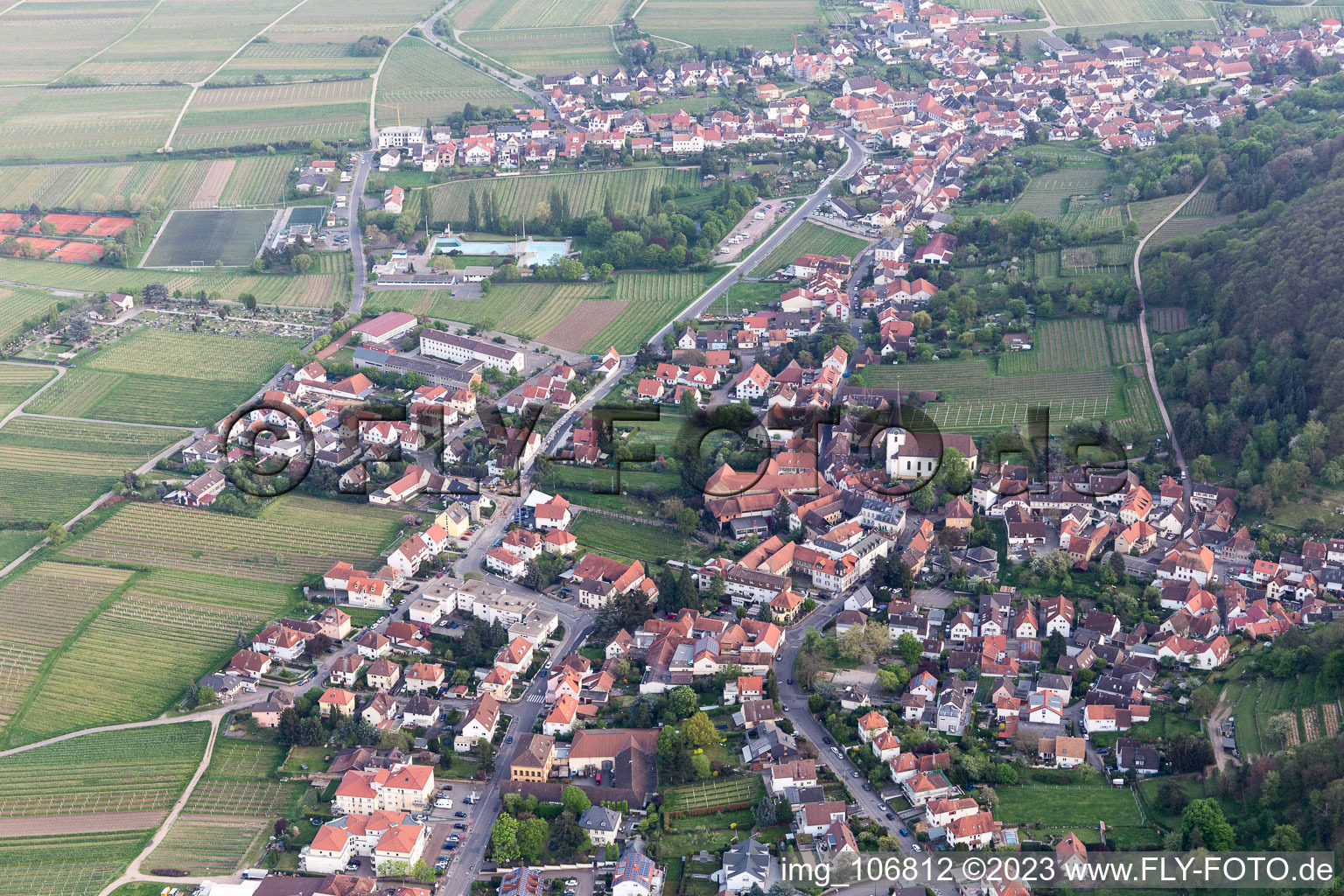 Ortsteil Hambach an der Weinstraße in Neustadt an der Weinstraße im Bundesland Rheinland-Pfalz, Deutschland aus der Luft