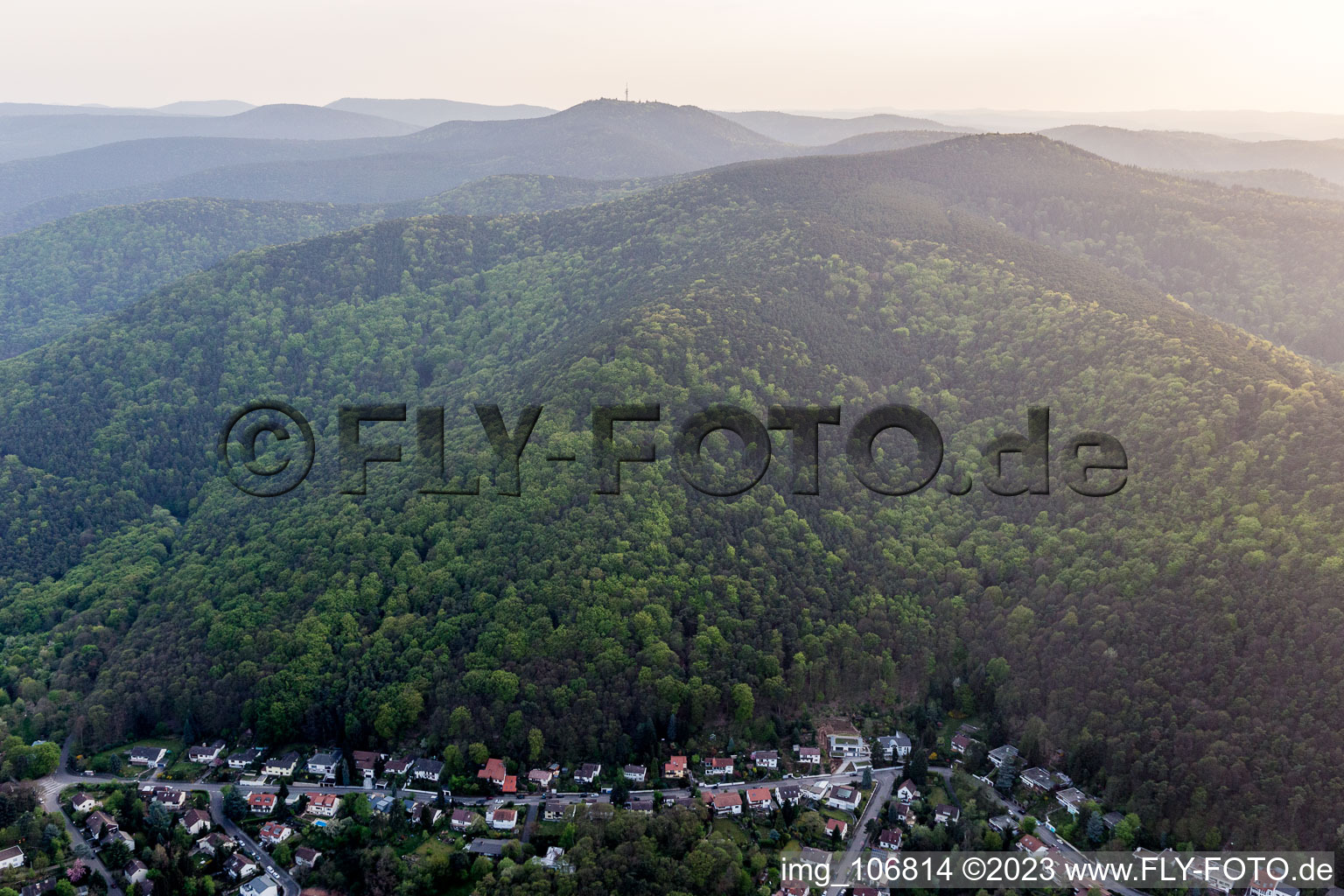 Luftaufnahme von Ortsteil Hambach an der Weinstraße in Neustadt an der Weinstraße im Bundesland Rheinland-Pfalz, Deutschland