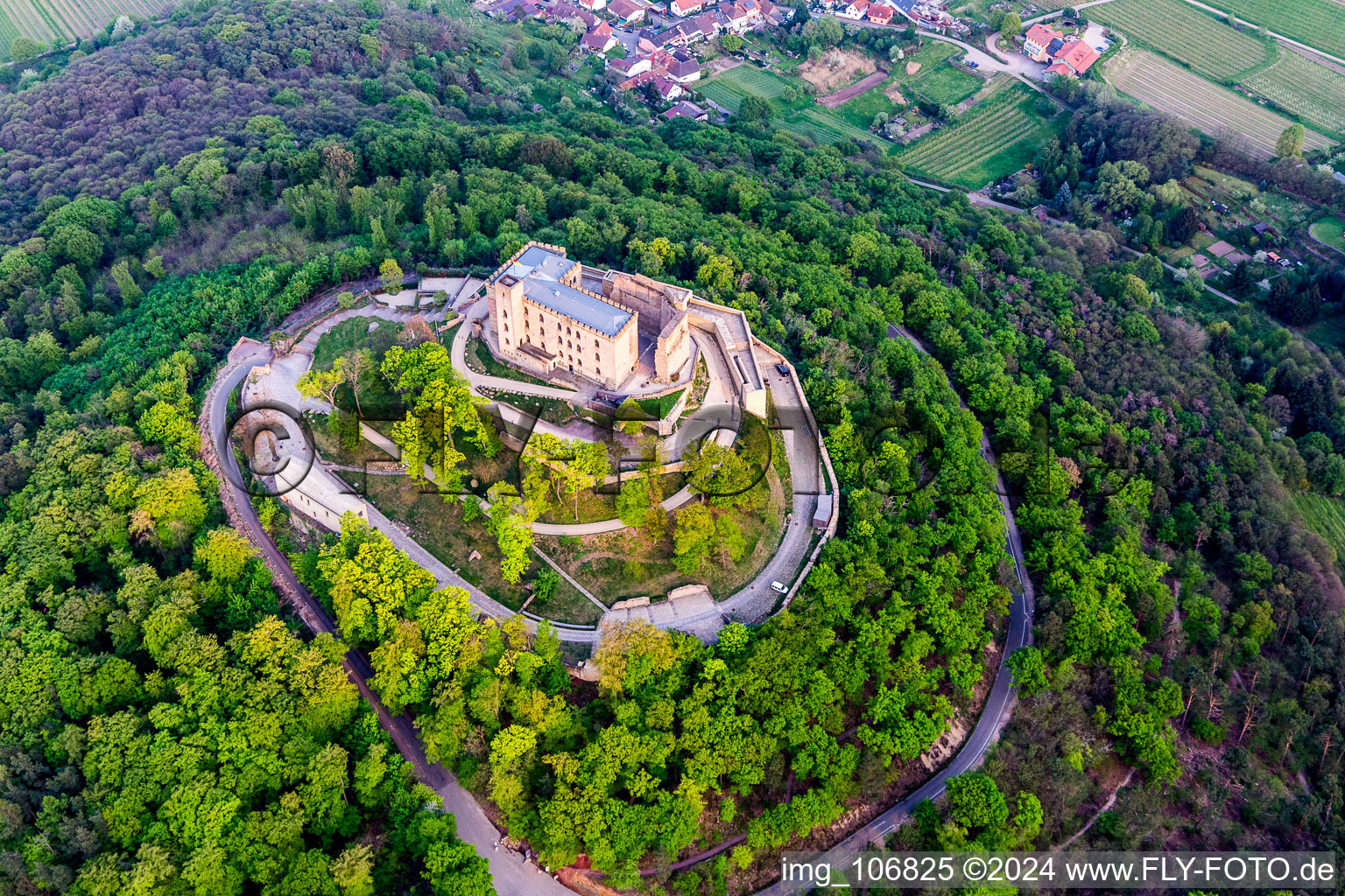 Hambacher Schloß bei Ober-Hambach im Ortsteil Hambach an der Weinstraße in Neustadt an der Weinstraße im Bundesland Rheinland-Pfalz, Deutschland