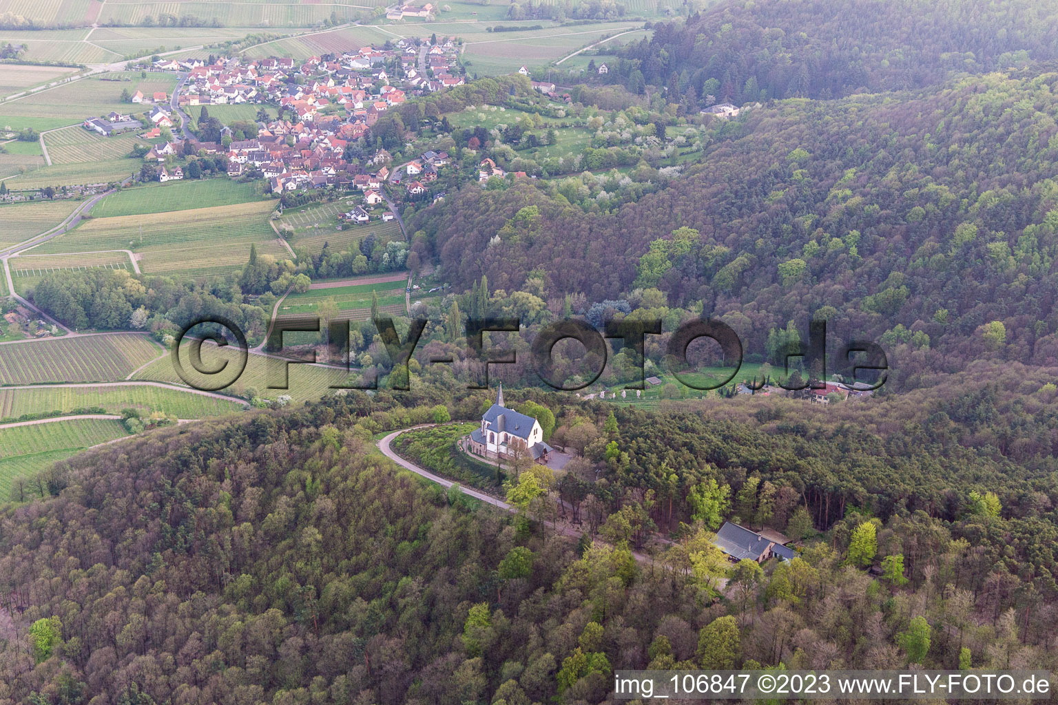 Luftbild von Burrweiler, St. Anna Kapelle im Bundesland Rheinland-Pfalz, Deutschland