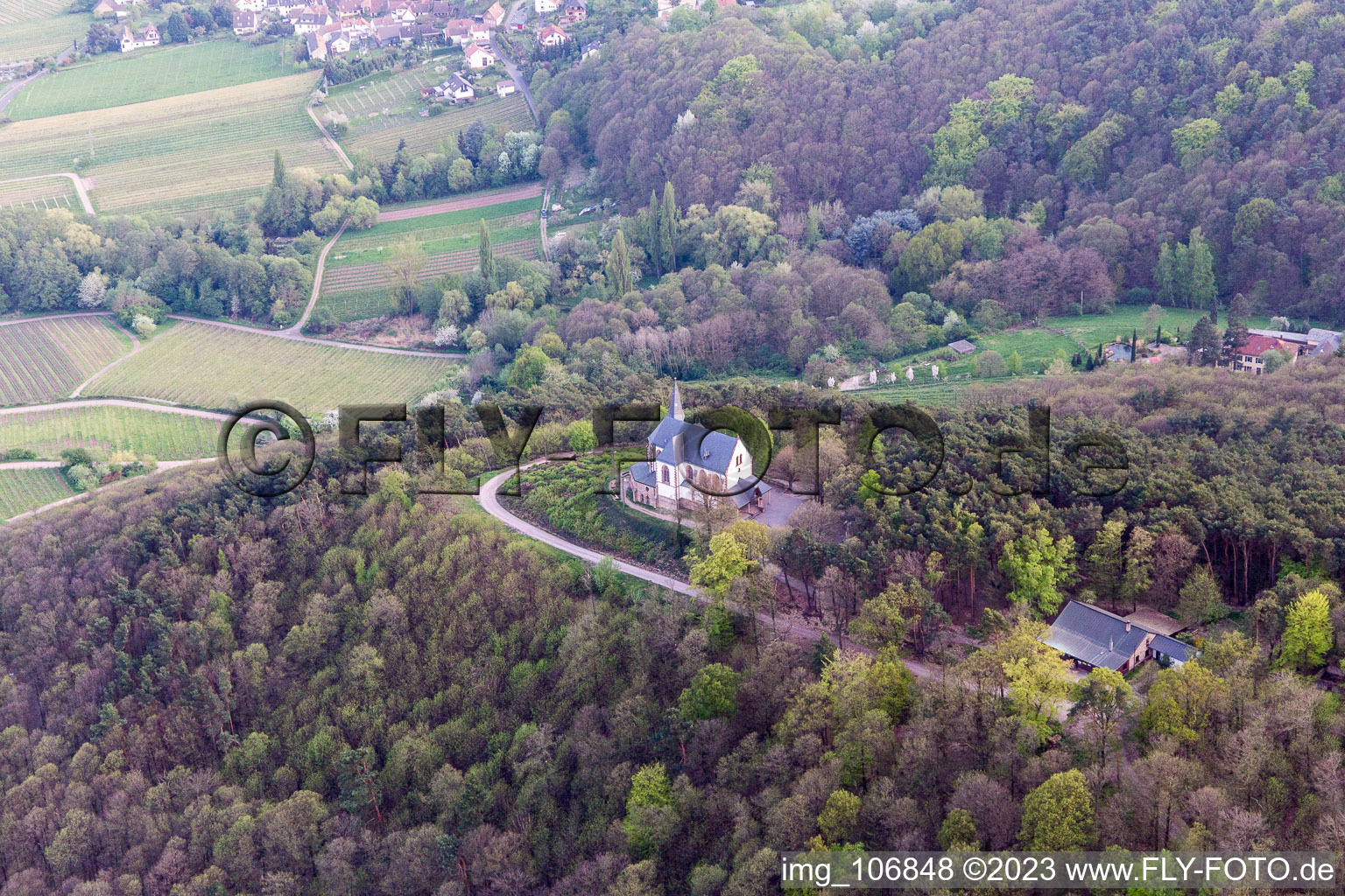 Luftaufnahme von Burrweiler, St. Anna Kapelle im Bundesland Rheinland-Pfalz, Deutschland