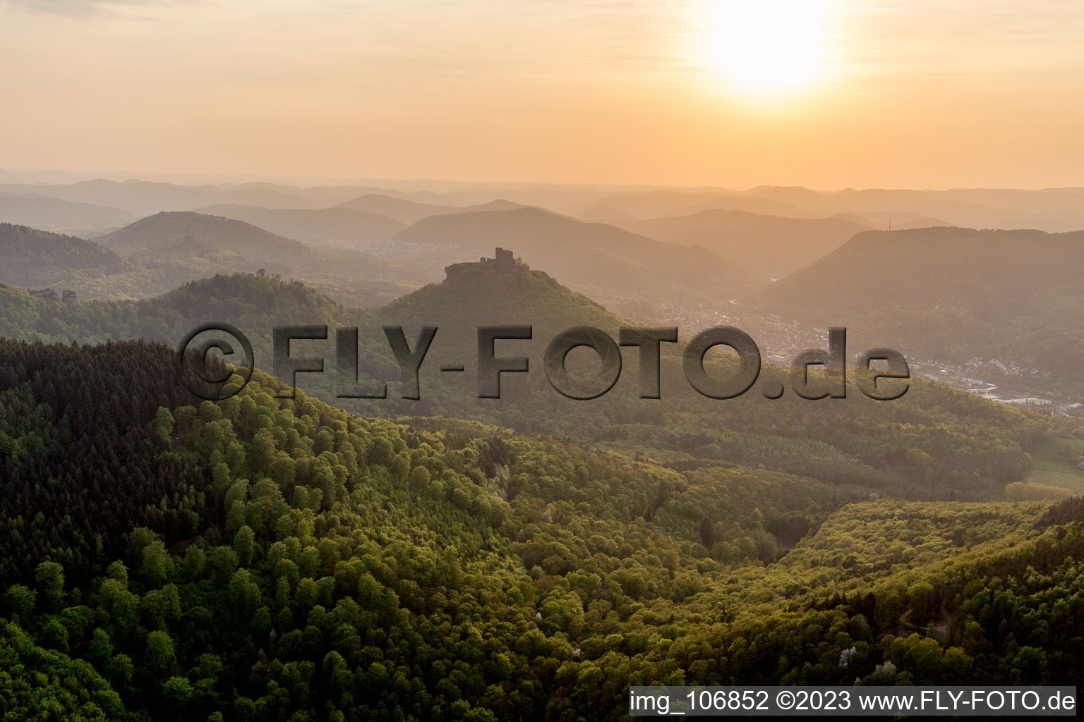 Burg Trifels in Annweiler am Trifels im Bundesland Rheinland-Pfalz, Deutschland aus der Drohnenperspektive