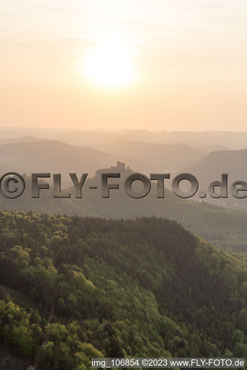 Burg Trifels in Annweiler am Trifels im Bundesland Rheinland-Pfalz, Deutschland von einer Drohne aus