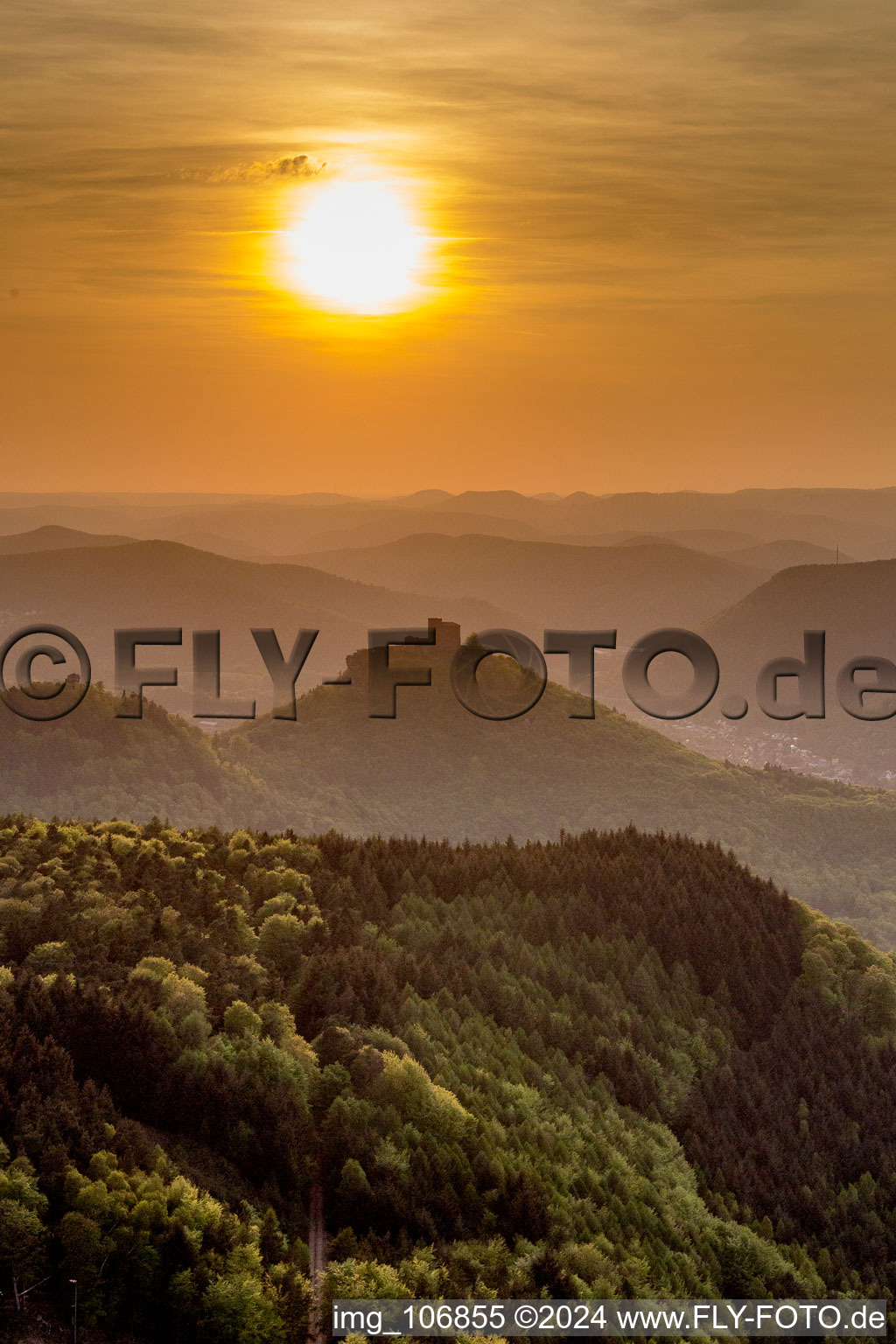 Burg Trifels im Abendlicht und Dunst über dem Pfälzerwald in Annweiler am Trifels im Bundesland Rheinland-Pfalz, Deutschland