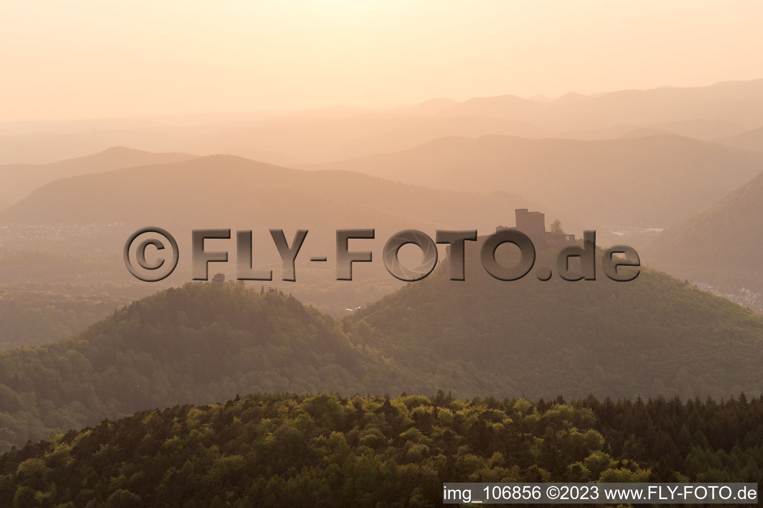 Burg Trifels in Annweiler am Trifels im Bundesland Rheinland-Pfalz, Deutschland von der Drohne aus gesehen