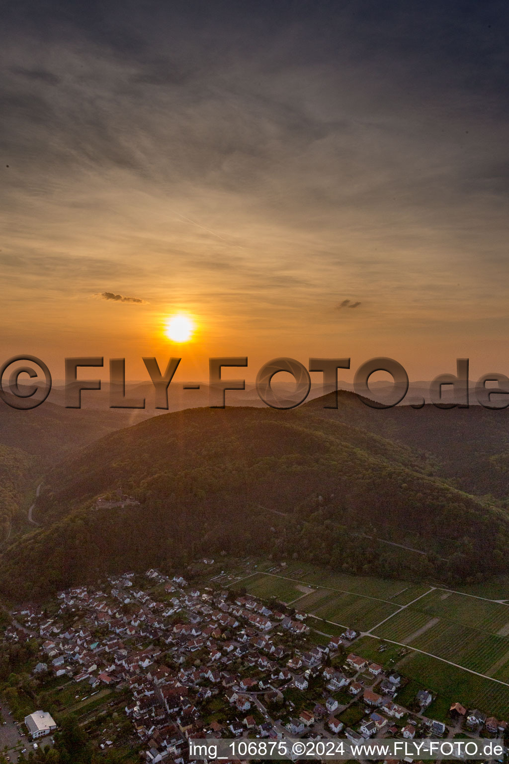 Sonnenuntergang über der Landschaft des Pfälzerwalds in Klingenmünster im Bundesland Rheinland-Pfalz, Deutschland
