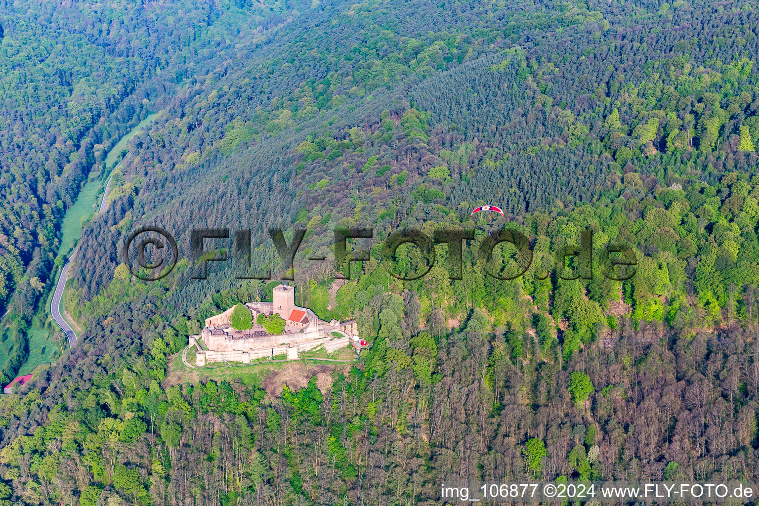 Ruine Landeck mit Paragleiter in Klingenmünster im Bundesland Rheinland-Pfalz, Deutschland