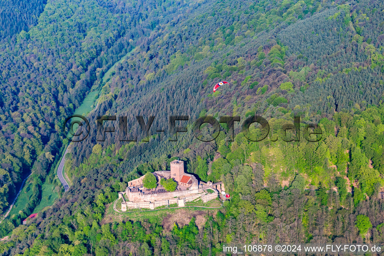 Luftbild von Ruine Landeck mit Paragleiter in Klingenmünster im Bundesland Rheinland-Pfalz, Deutschland