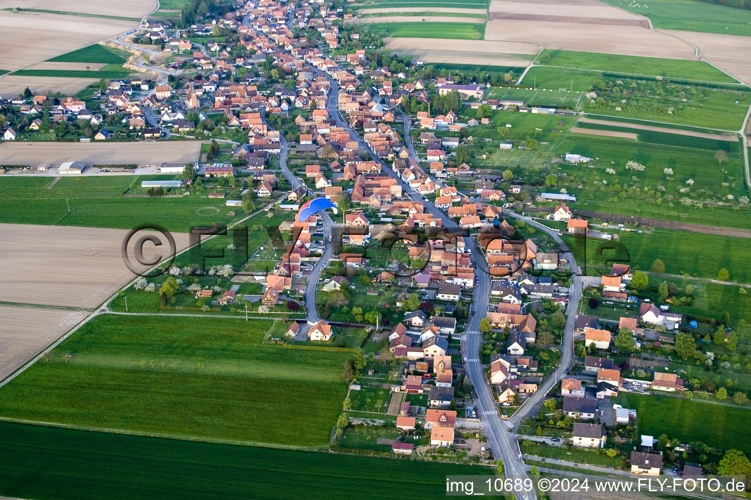 Dorf - Ansicht am Rande von landwirtschaftlichen Feldern und Nutzflächen in Eschbach in Grand Est im Bundesland Bas-Rhin, Frankreich