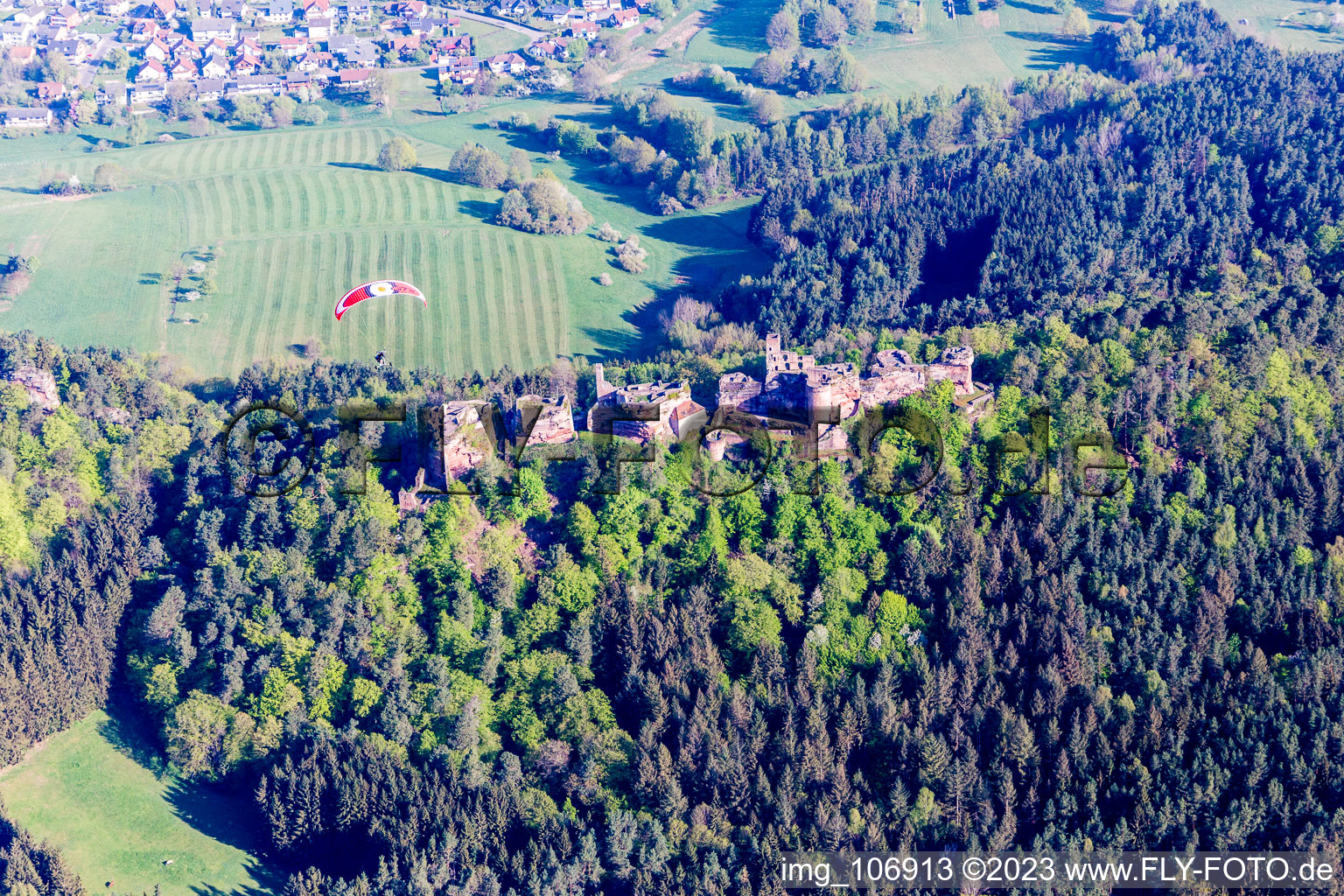 Luftaufnahme von Dahn, Ruine Altdahn im Bundesland Rheinland-Pfalz, Deutschland