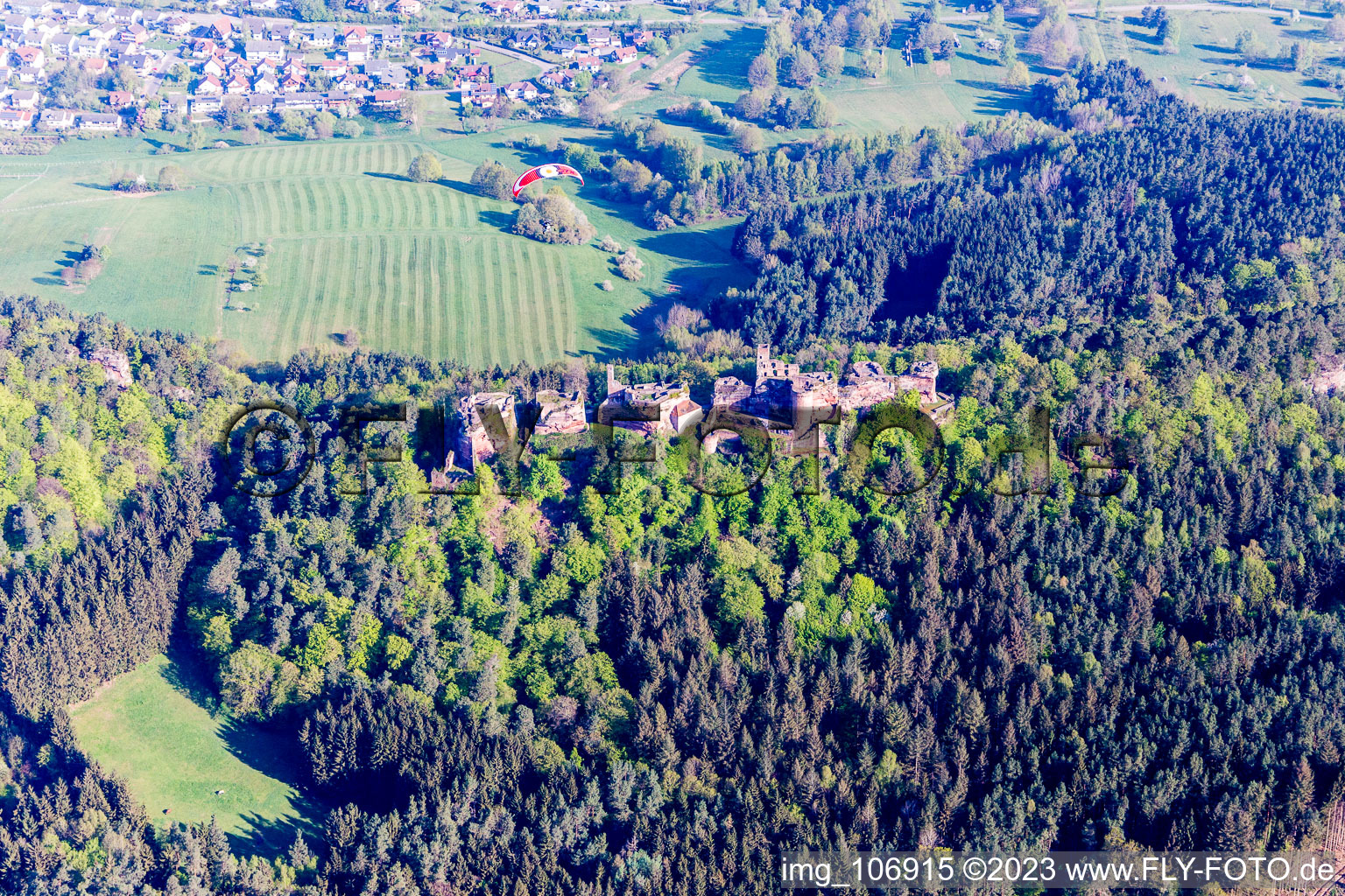 Schrägluftbild von Dahn, Ruine Altdahn im Bundesland Rheinland-Pfalz, Deutschland