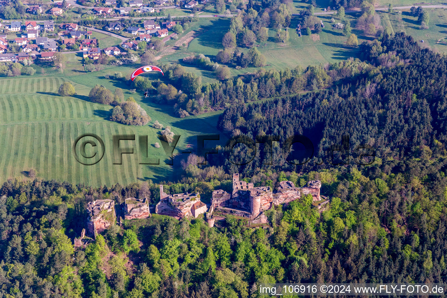 Ruine und Mauerreste der ehemaligen Burganlage und Feste Burgruine Altdahn in Dahn im Bundesland Rheinland-Pfalz, Deutschland