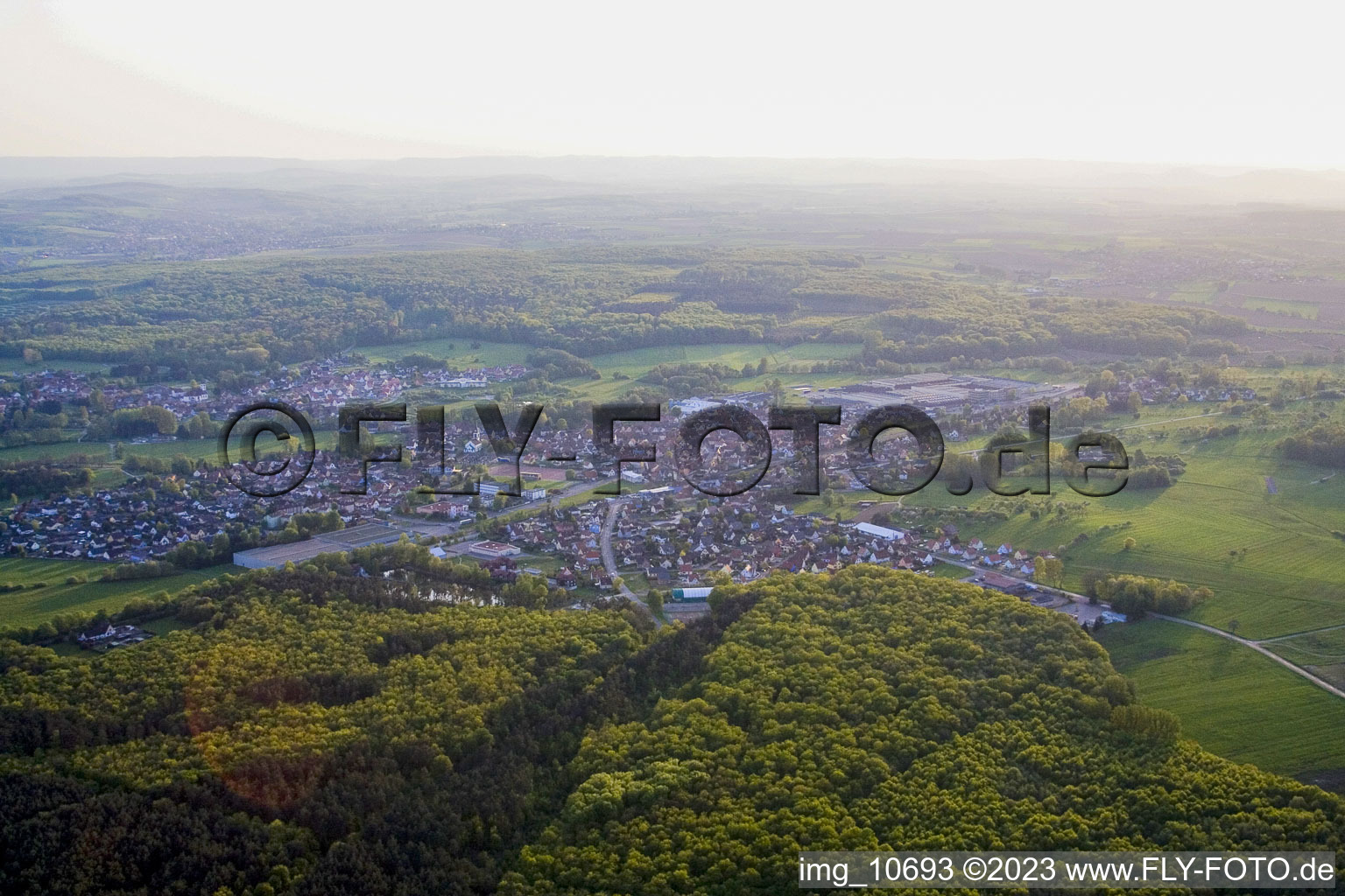 Mertzwiller im Bundesland Bas-Rhin, Frankreich von der Drohne aus gesehen