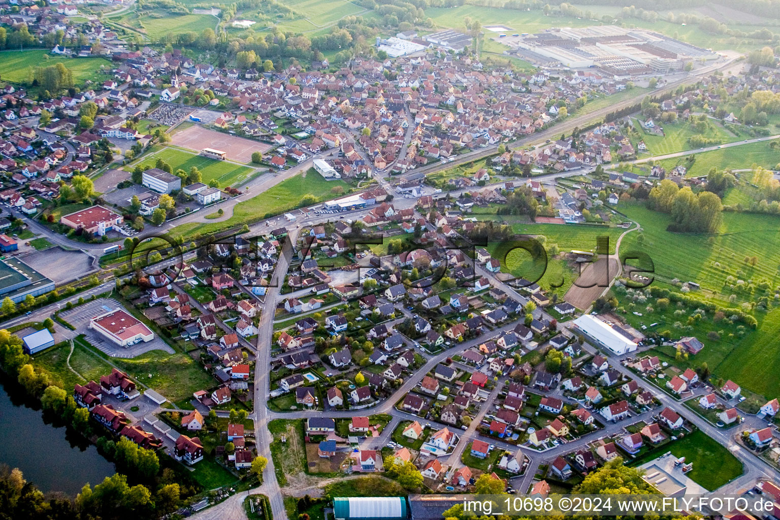 Luftbild von Ortsansicht der Straßen und Häuser der Wohngebiete in Mertzwiller in Grand Est im Bundesland Bas-Rhin, Frankreich