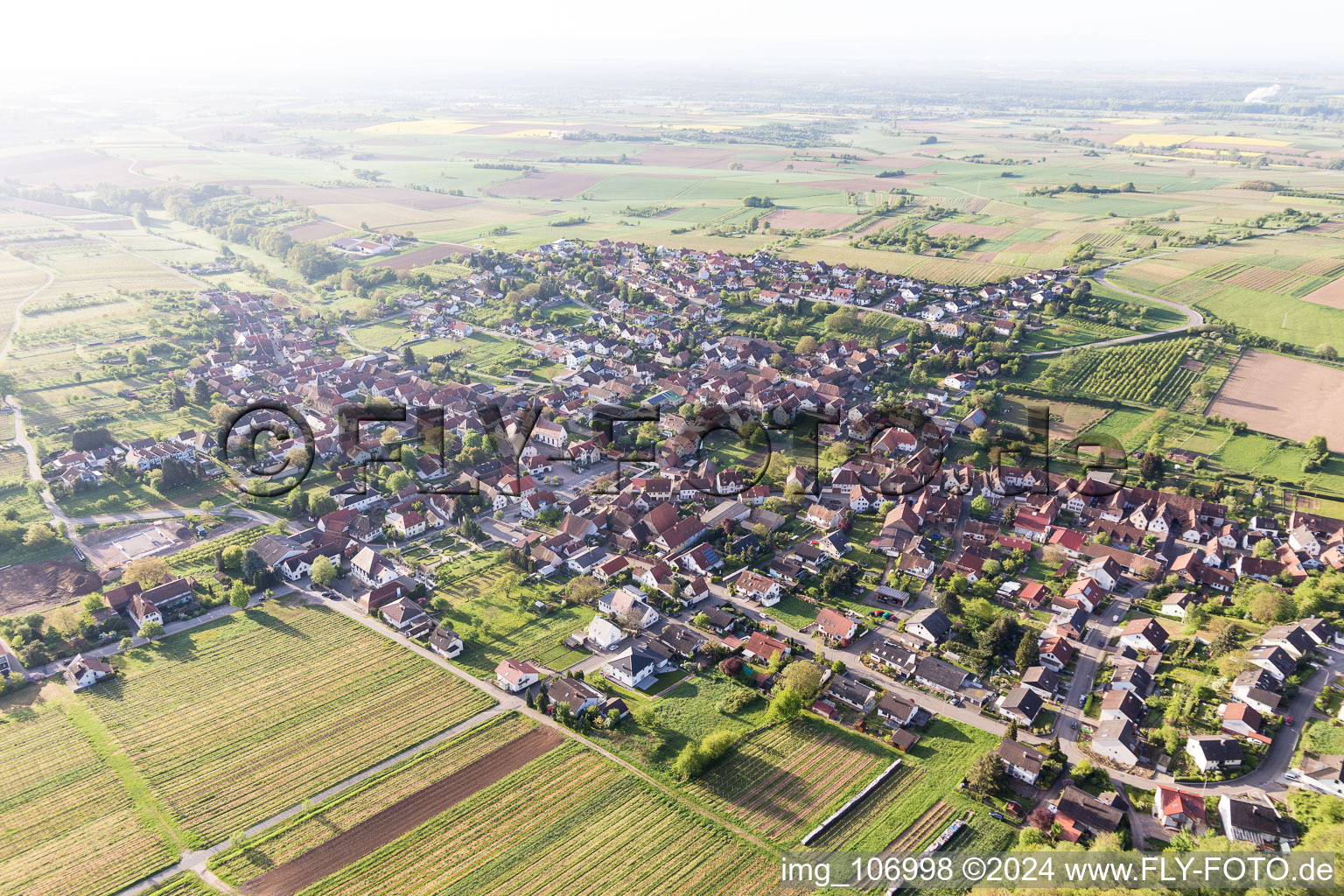 Drohnenbild von Oberotterbach im Bundesland Rheinland-Pfalz, Deutschland