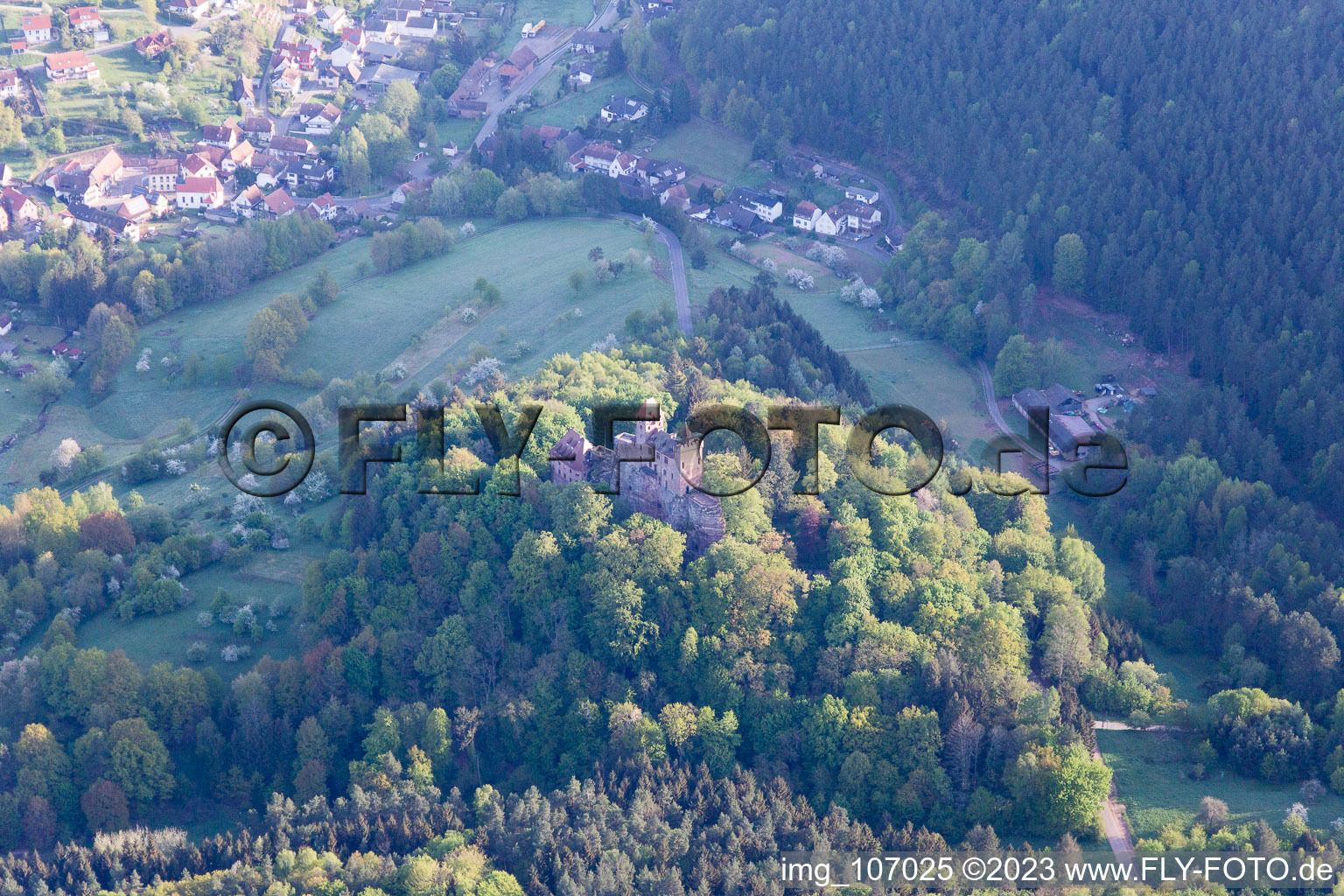 Schrägluftbild von Erlenbach bei Dahn, Burg Bewartstein im Bundesland Rheinland-Pfalz, Deutschland