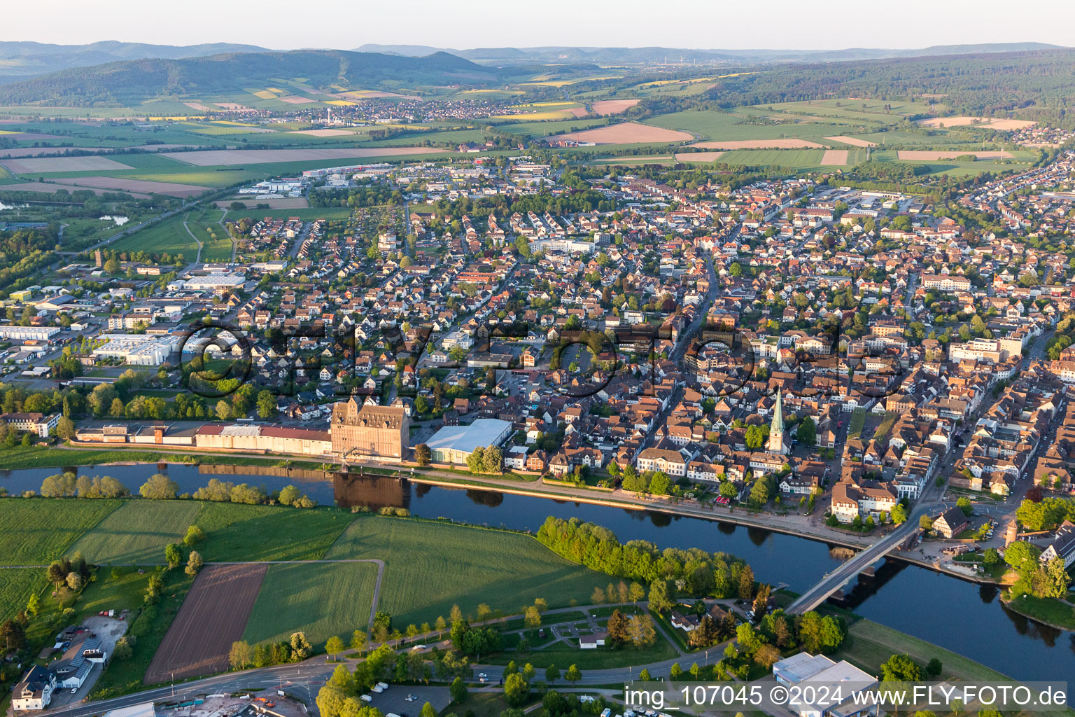 Ortschaft an den Fluss- Uferbereichen der Weser in Holzminden im Bundesland Niedersachsen, Deutschland