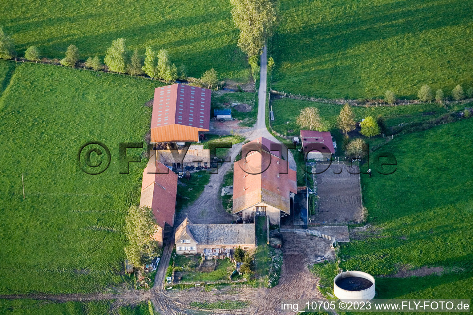 Drohnenbild von Mertzwiller im Bundesland Bas-Rhin, Frankreich