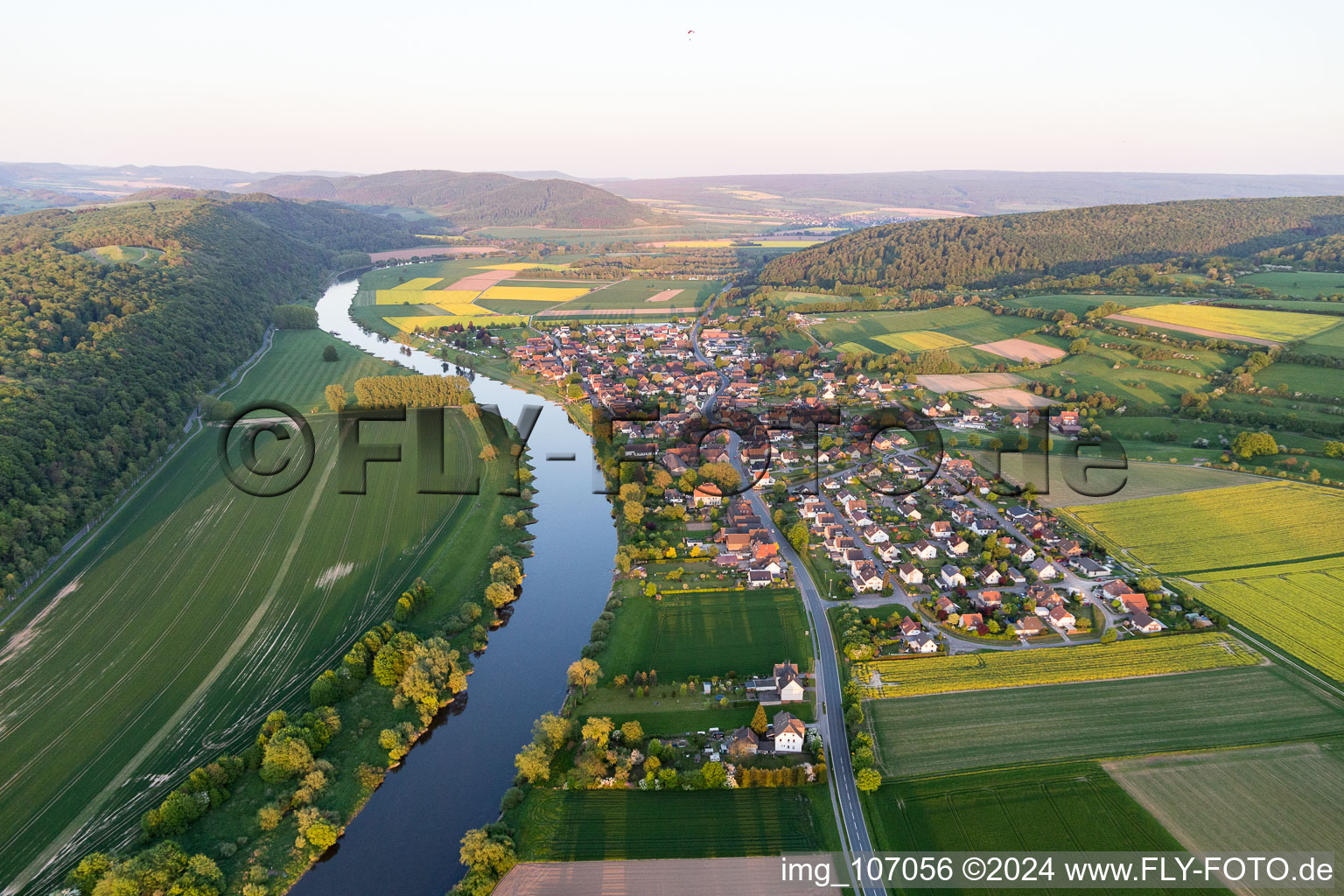 Dorfkern an den Fluß- Uferbereichen in Heinsen im Bundesland Niedersachsen, Deutschland