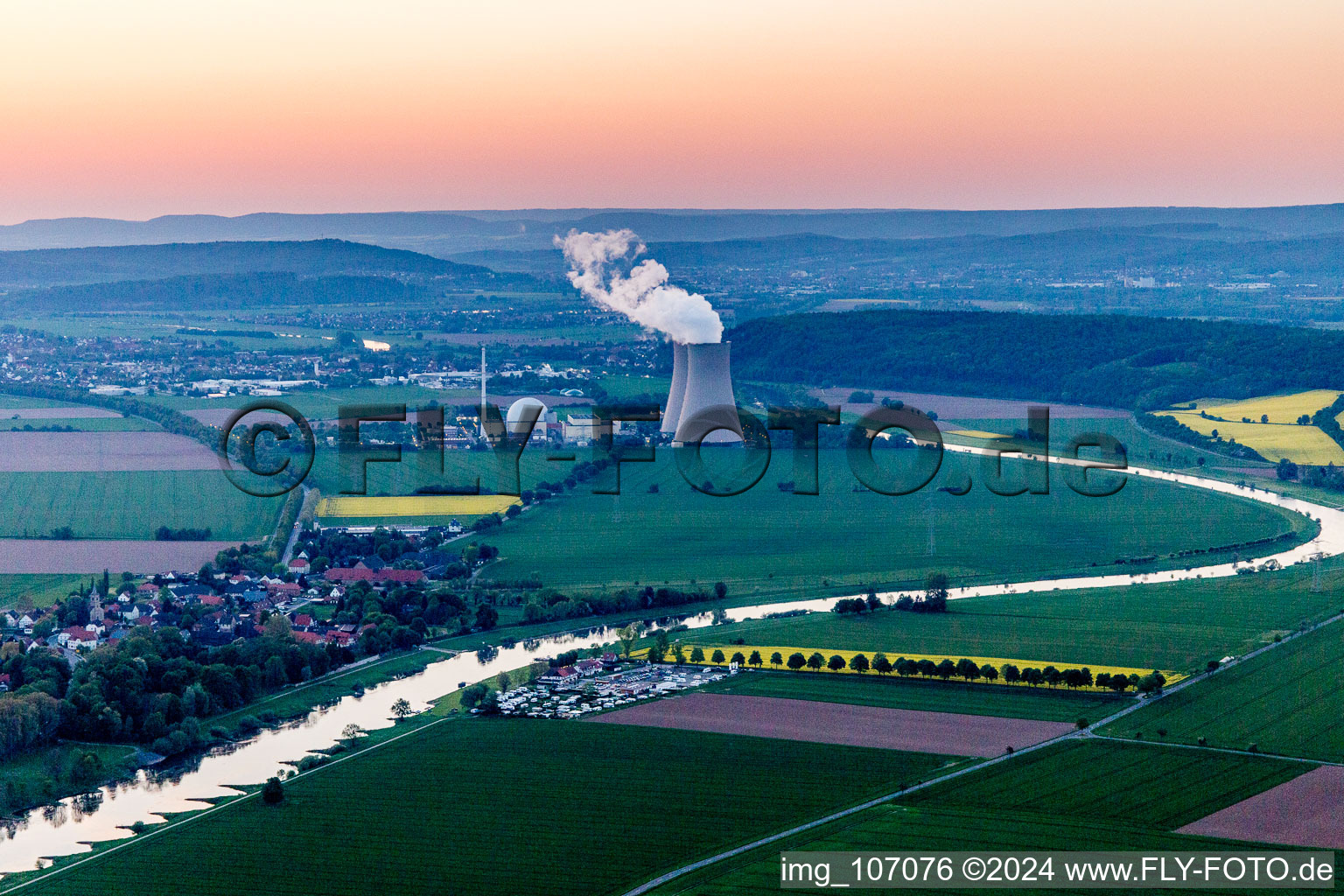 Reaktorblöcke, Kühlturmbauwerke KKW Kernkraftwerk Grohnde an der Weser im Abendrot in Grohnde in Emmerthal im Bundesland Niedersachsen, Deutschland