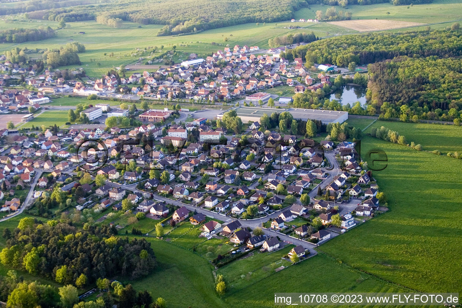 Mertzwiller im Bundesland Bas-Rhin, Frankreich von der Drohne aus gesehen