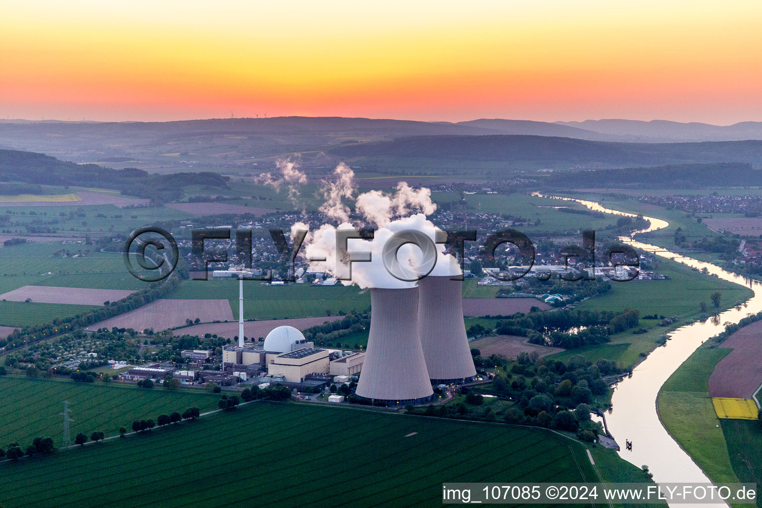 Reaktorblöcke, Kühlturmbauwerke und Anlagen des AKW - KKW Atomkraftwerk - Kernkraftwerk Grohnde an der Weser im Abendrot in Grohnde im Bundesland Niedersachsen, Deutschland