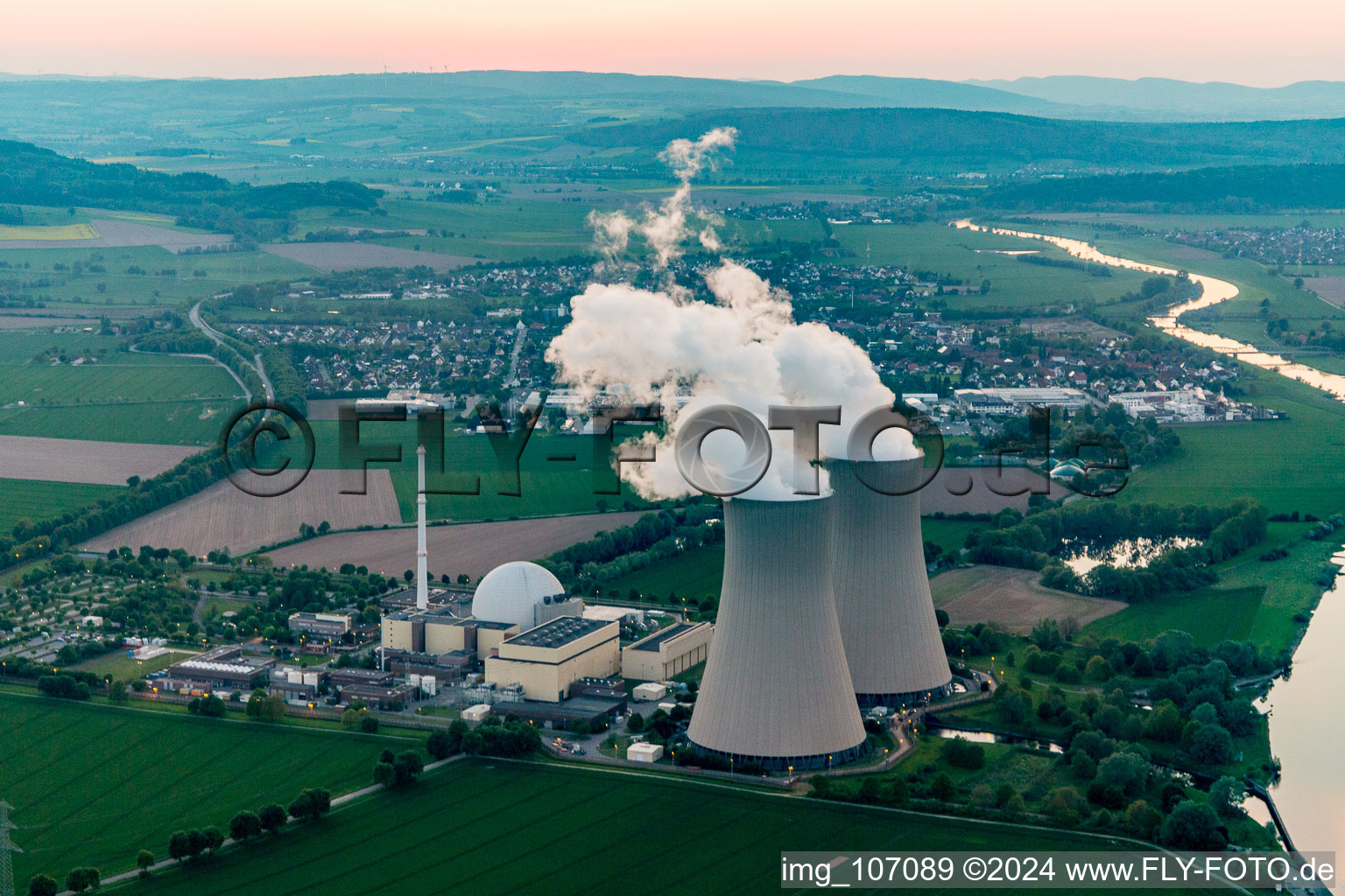 Luftbild von Reaktorblöcke, Kühlturmbauwerke und Anlagen des AKW - KKW Atomkraftwerk - Kernkraftwerk Grohnde an der Weser im Abendrot in Grohnde in Emmerthal im Bundesland Niedersachsen, Deutschland