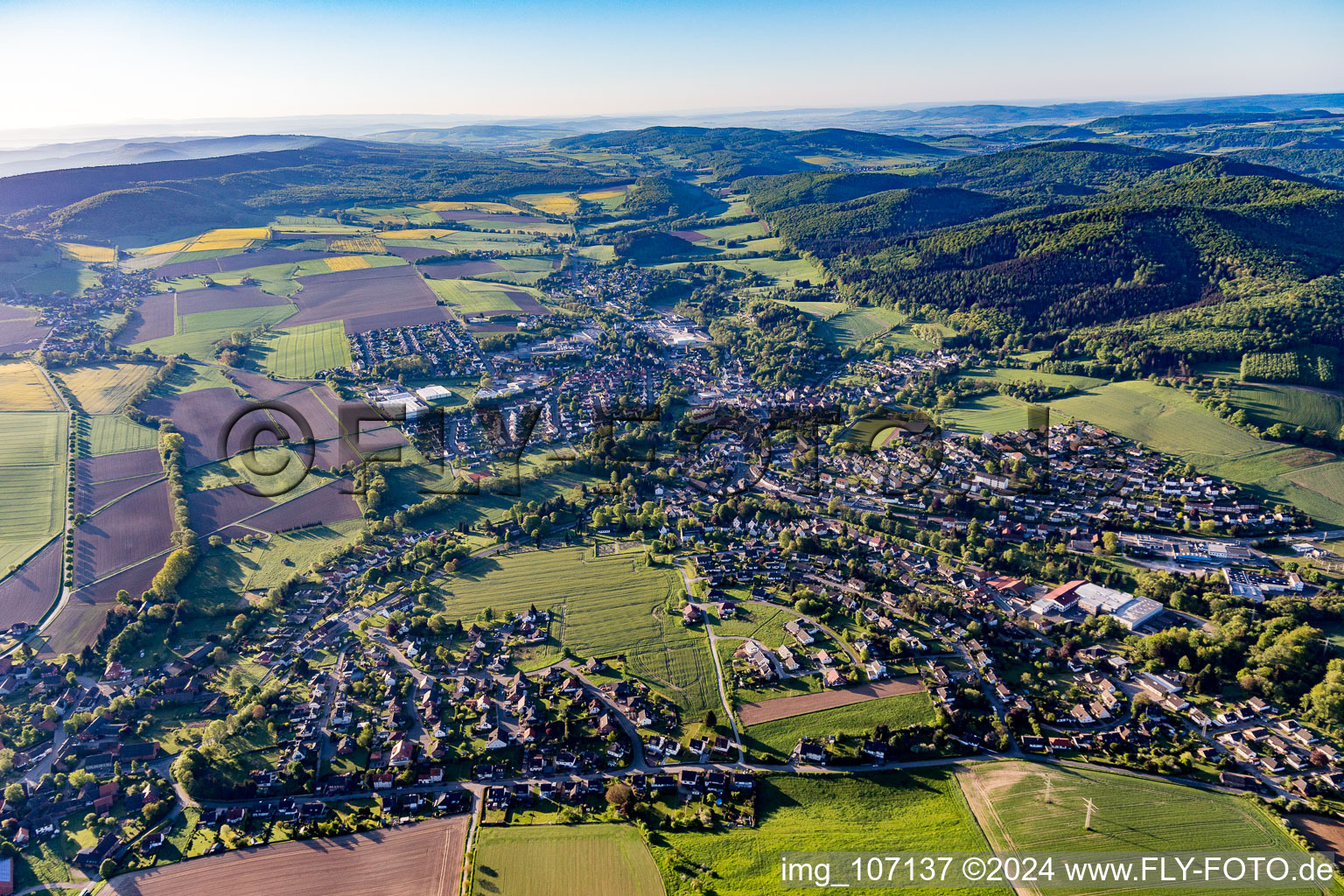 Ortsansicht am Rande von landwirtschaftlichen Feldern und Nutzflächen in Eschershausen im Bundesland Niedersachsen, Deutschland