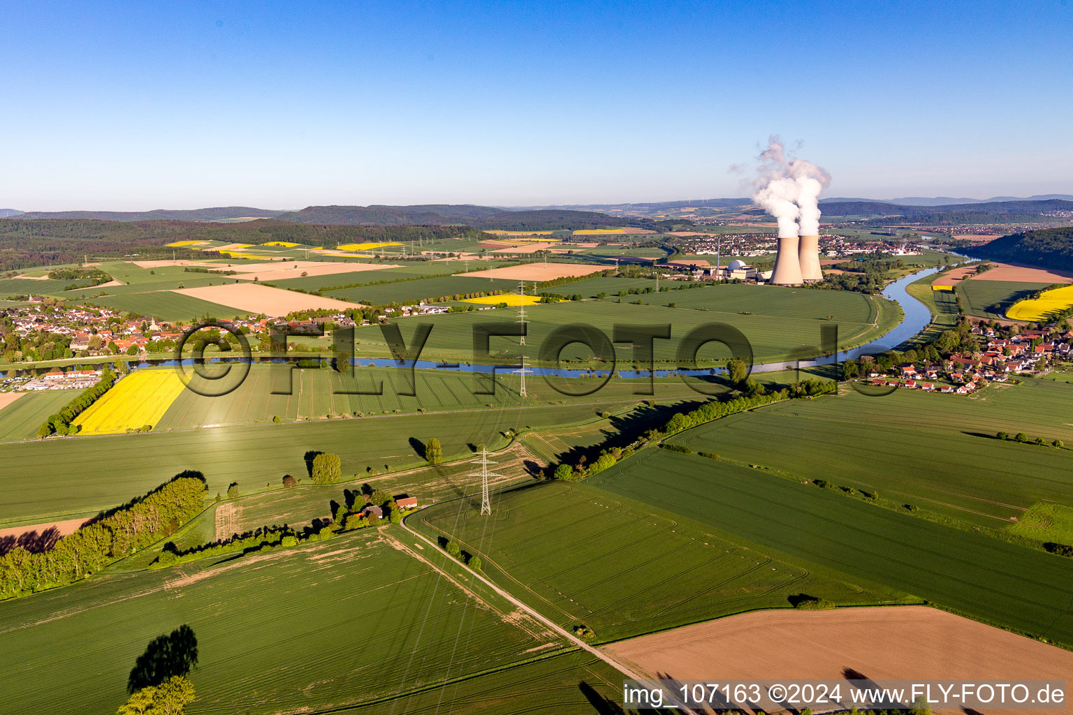 Luftaufnahme von Reaktorblöcke, Kühlturmbauwerke und Anlagen des AKW - KKW Atomkraftwerk - Kernkraftwerk Grohnde an der Weser im Abendrot in Grohnde in Emmerthal im Bundesland Niedersachsen, Deutschland