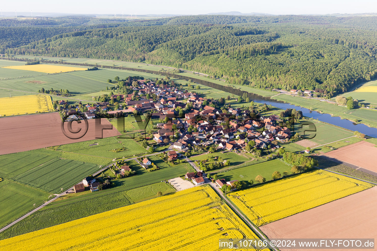 Dorfkern an den Fluß- Uferbereichen der Weser in Emmerthal im Bundesland Niedersachsen, Deutschland