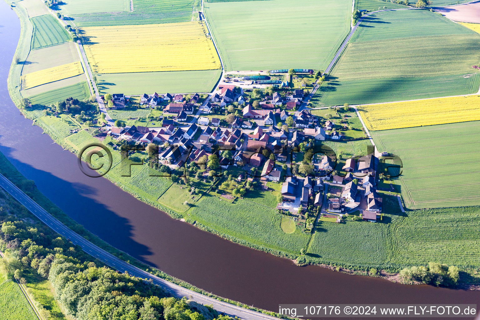 Dorfkern an den Fluß- Uferbereichen der Weser in Dölme im Bundesland Niedersachsen, Deutschland