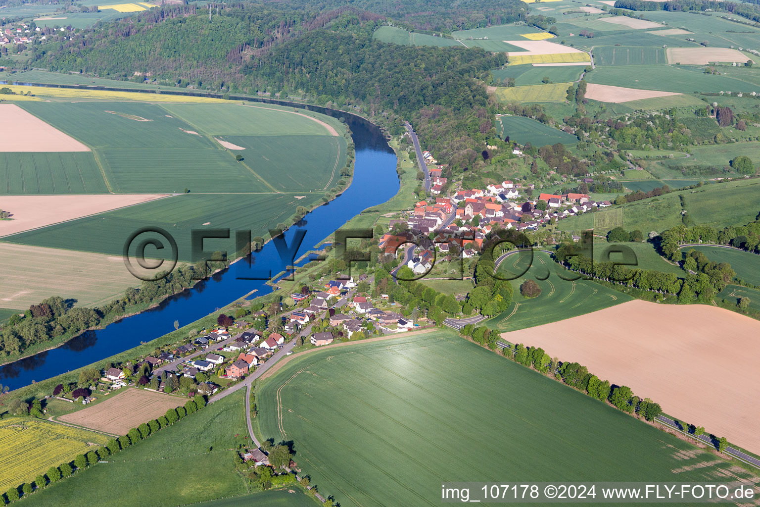 Dorfkern an den Fluß- Uferbereichen der Weser in Brevörde im Bundesland Niedersachsen, Deutschland