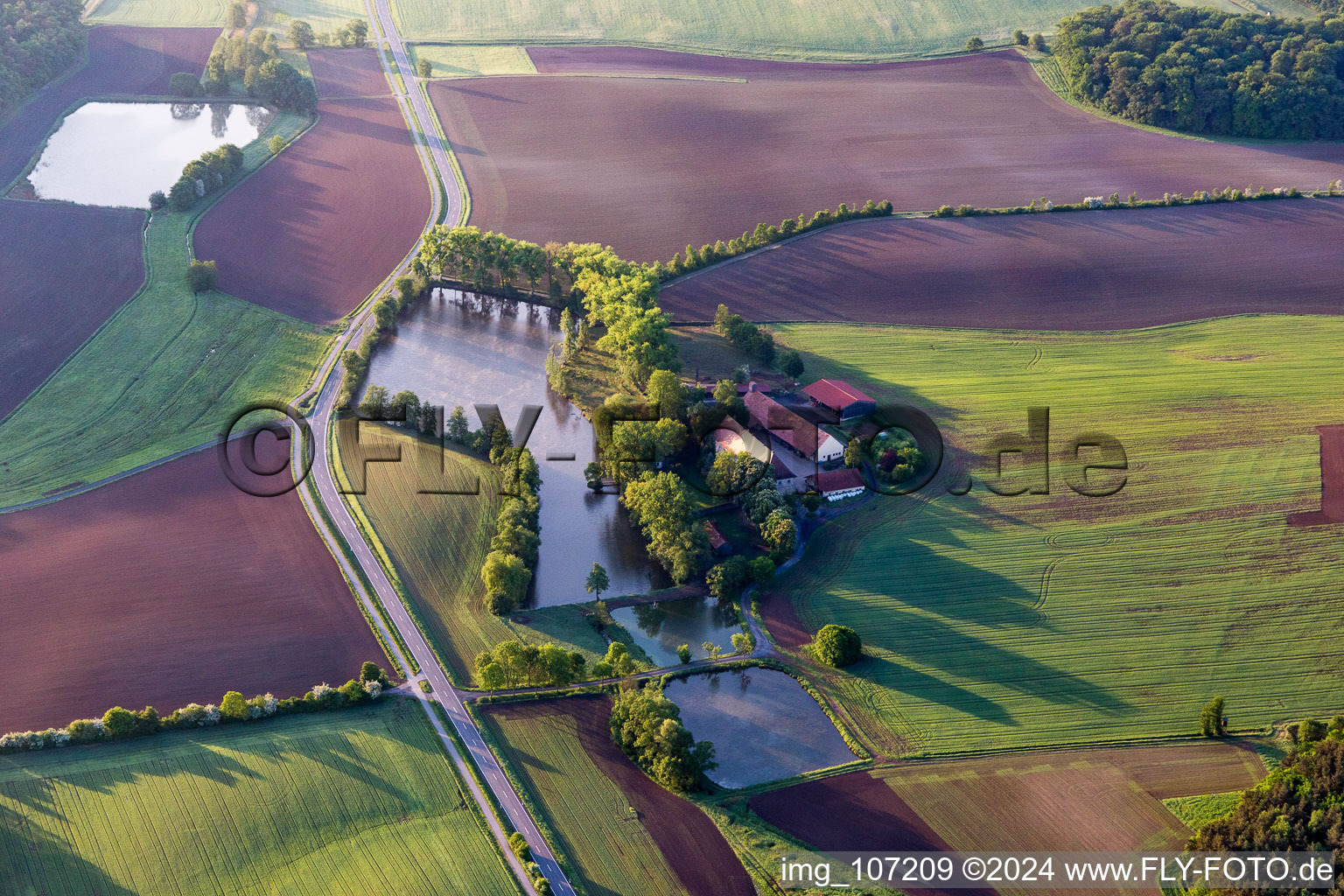 Gehöft und Bauernhof- Nebengebäude am Hofsee in Rauhenebrach im Ortsteil Geusfeld im Bundesland Bayern, Deutschland