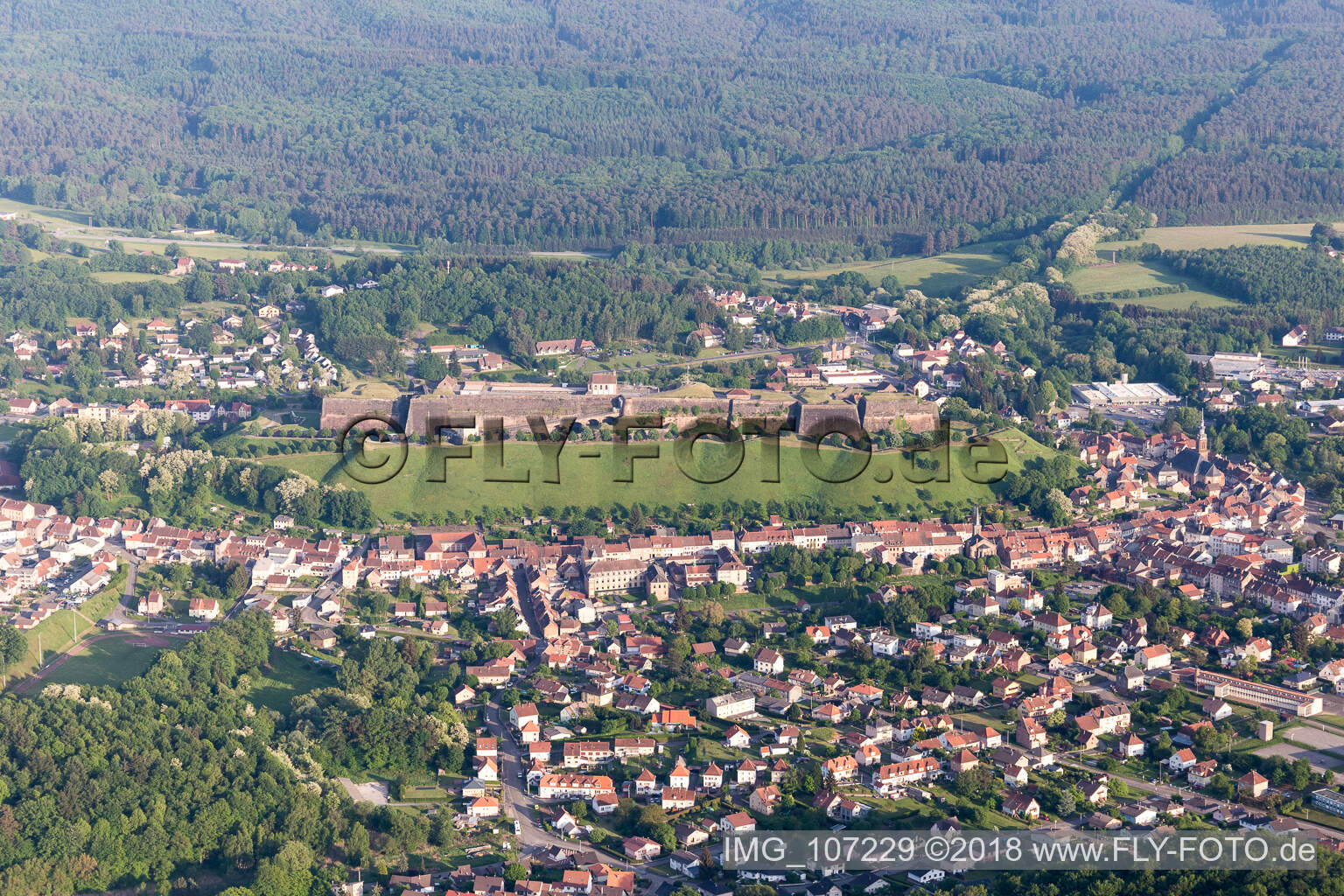 Luftaufnahme von Bitche, Zitadelle von Bitche (Elsaß) im Bundesland Moselle, Frankreich