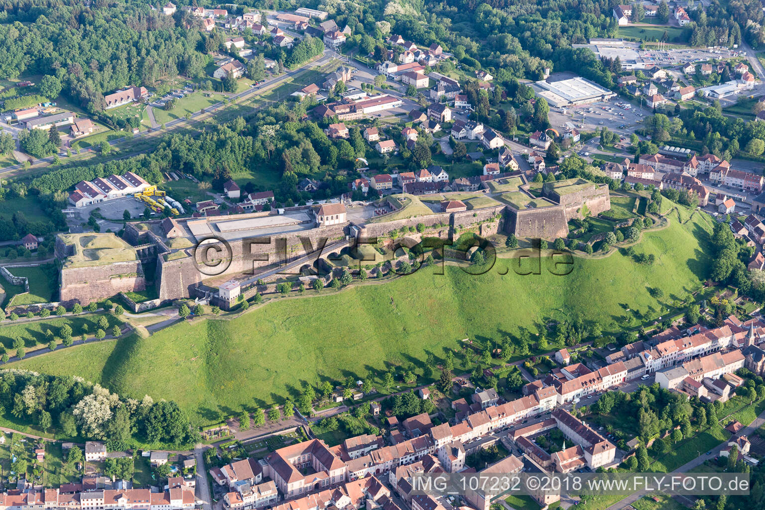 Schrägluftbild von Bitche, Zitadelle von Bitche (Elsaß) im Bundesland Moselle, Frankreich