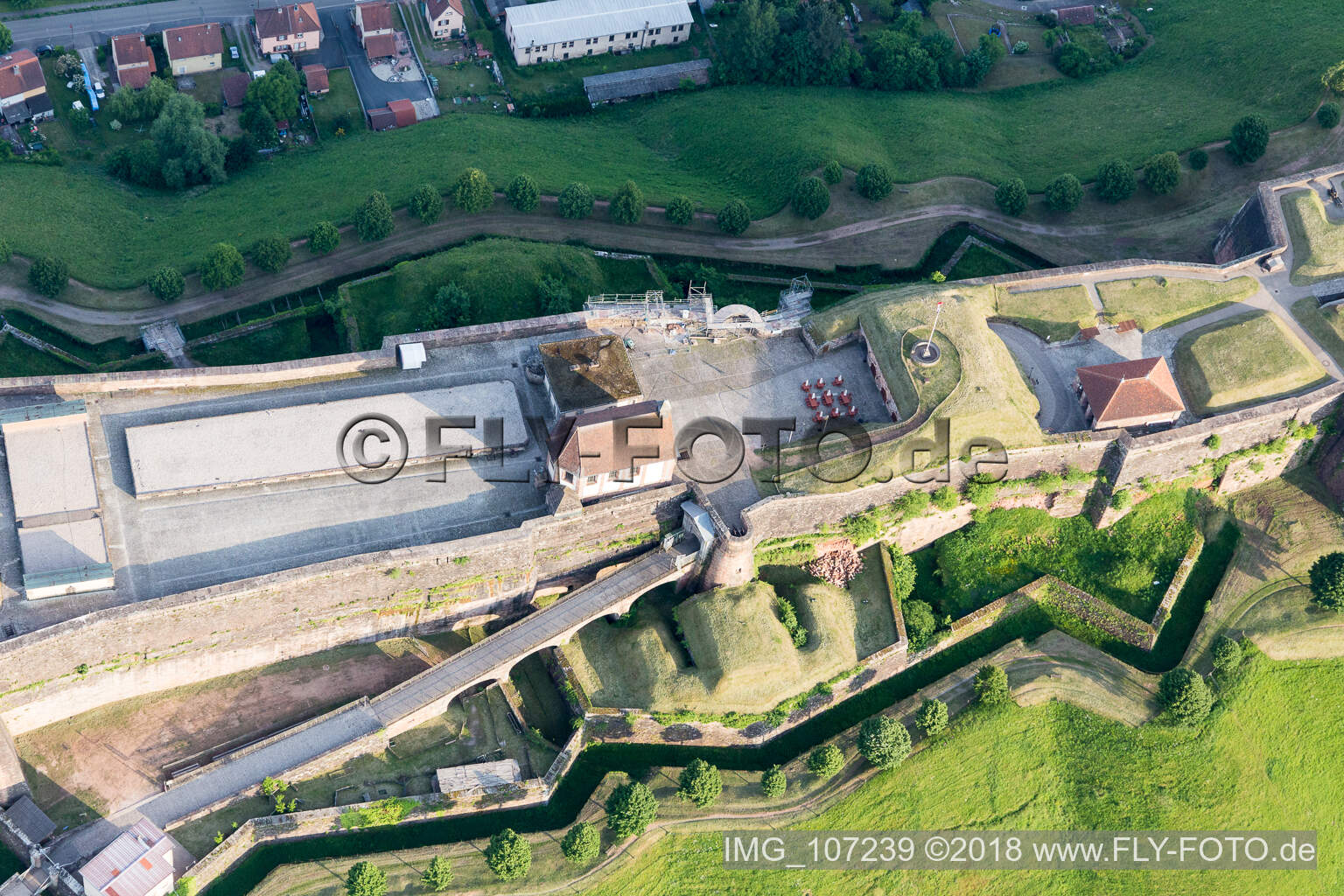Bitche, Zitadelle von Bitche (Elsaß) im Bundesland Moselle, Frankreich aus der Luft betrachtet