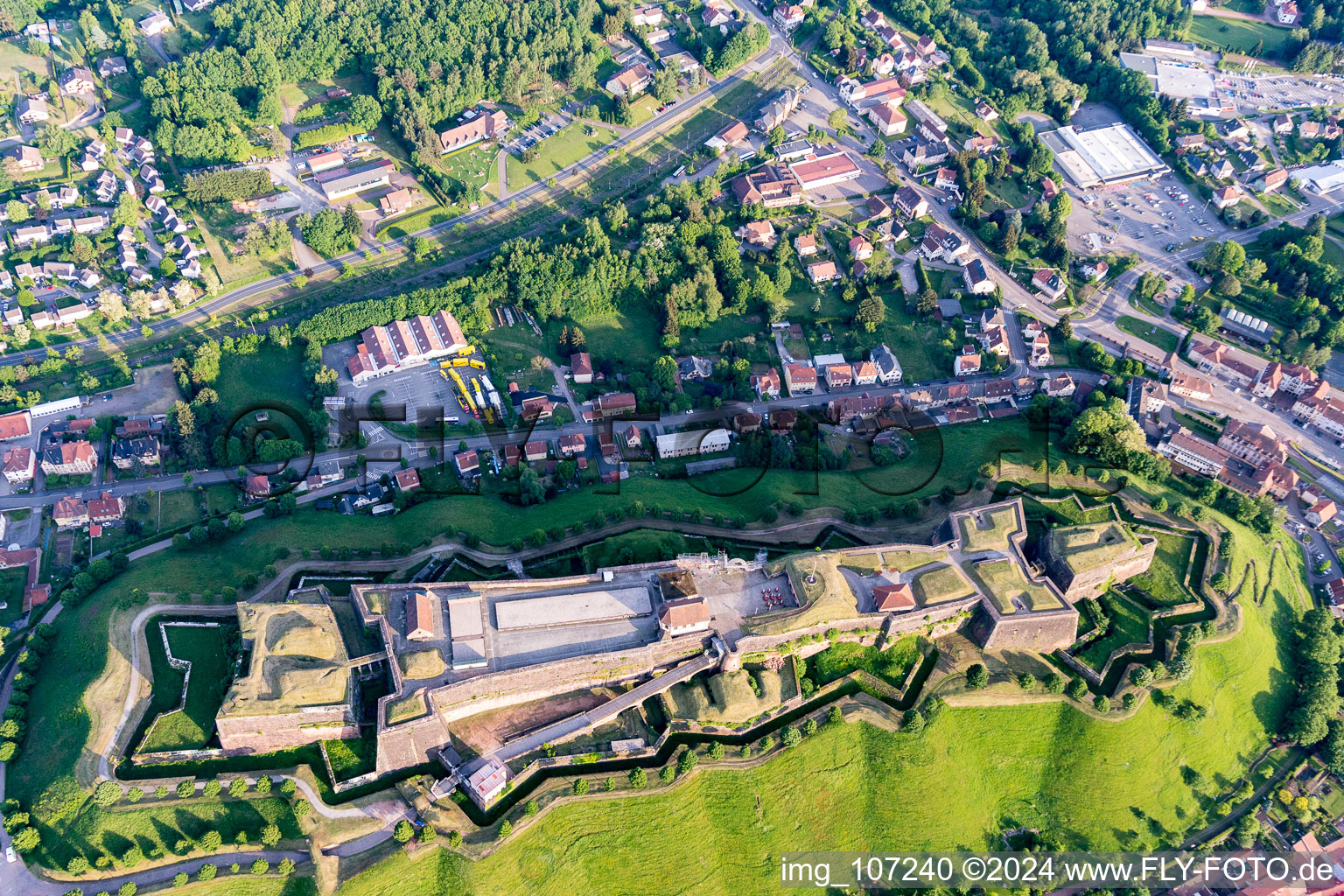Luftaufnahme von Fragmente der Zitadelle- Festungsanlage Zitadelle von Bitsch in Bitche in Grand Est im Bundesland Moselle, Frankreich