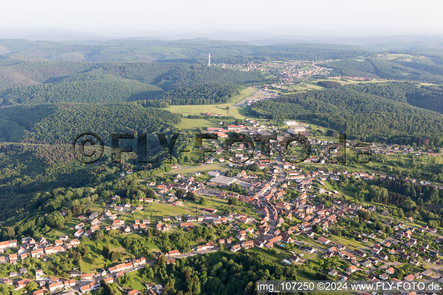 Ortsansicht der Straßen und Häuser der Wohngebiete in Lemberg in Grand Est im Bundesland Moselle, Frankreich