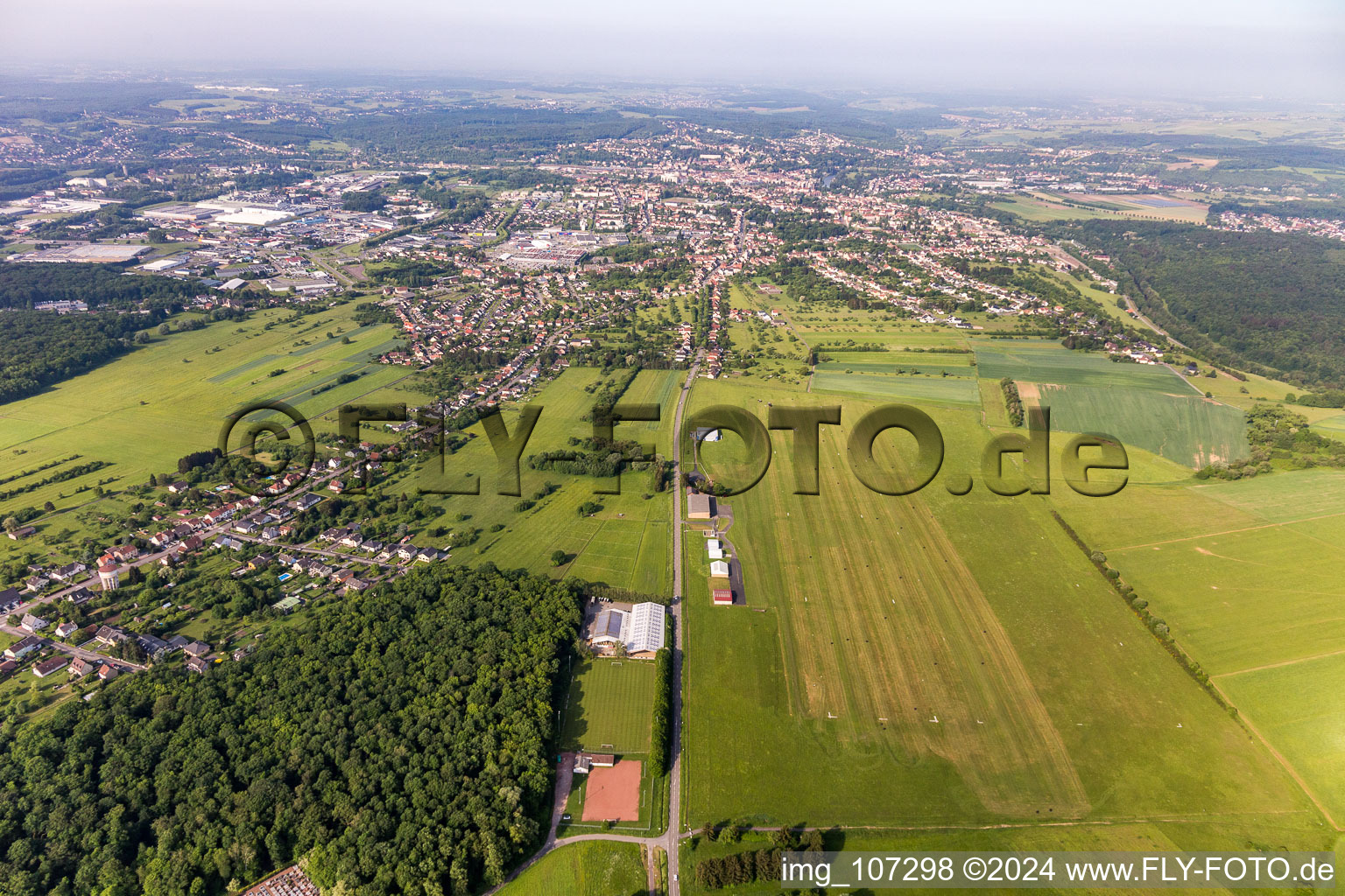 Luftaufnahme von Sarreguemines - Neunkirch, Flugplatz in Frauenberg im Bundesland Moselle, Frankreich
