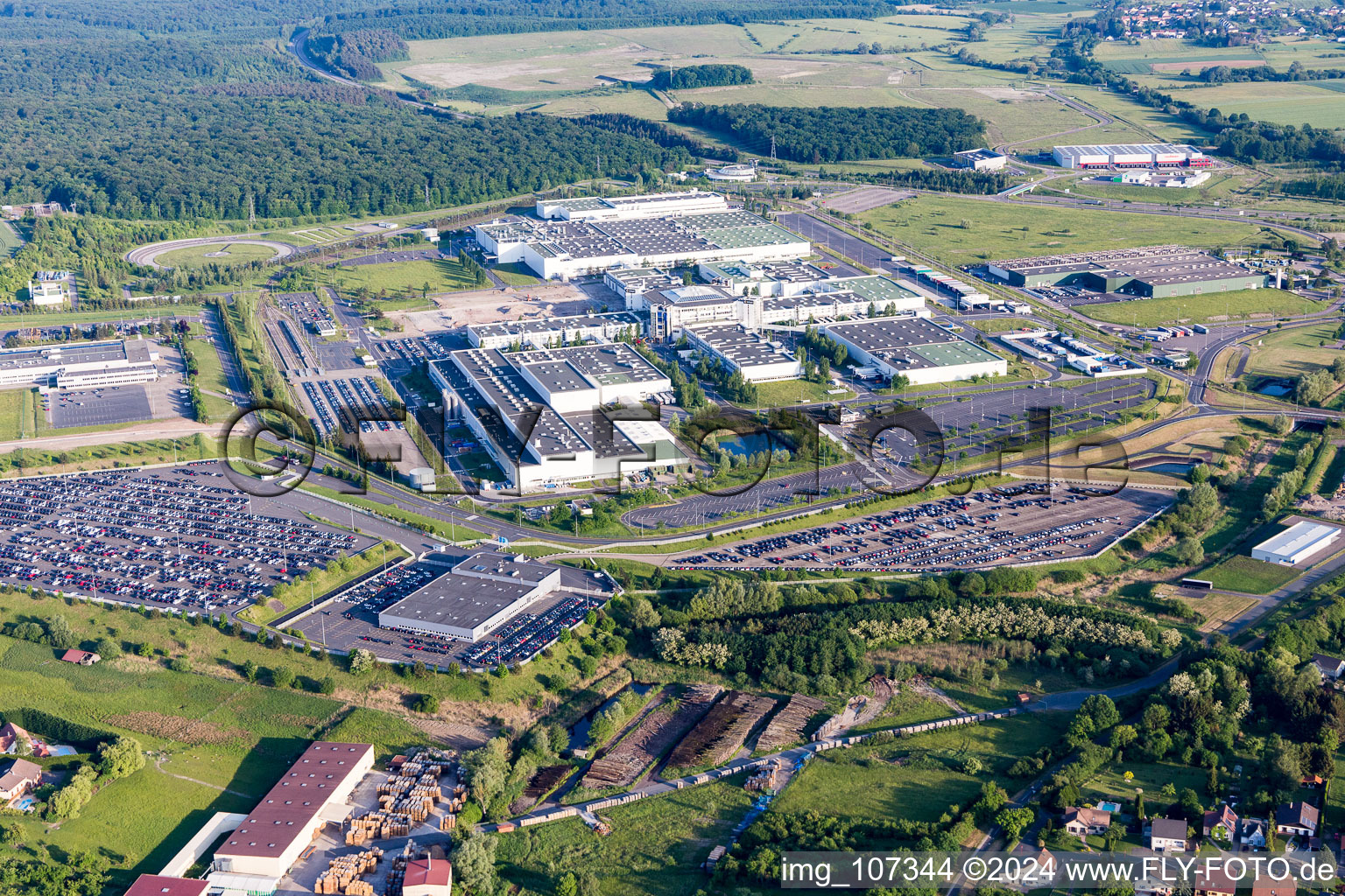 Luftbild von Industrie- und Gewerbegebiet mit Toussaint Sarl und Renz Sàrl in Woustviller in Grand Est im Bundesland Moselle, Frankreich