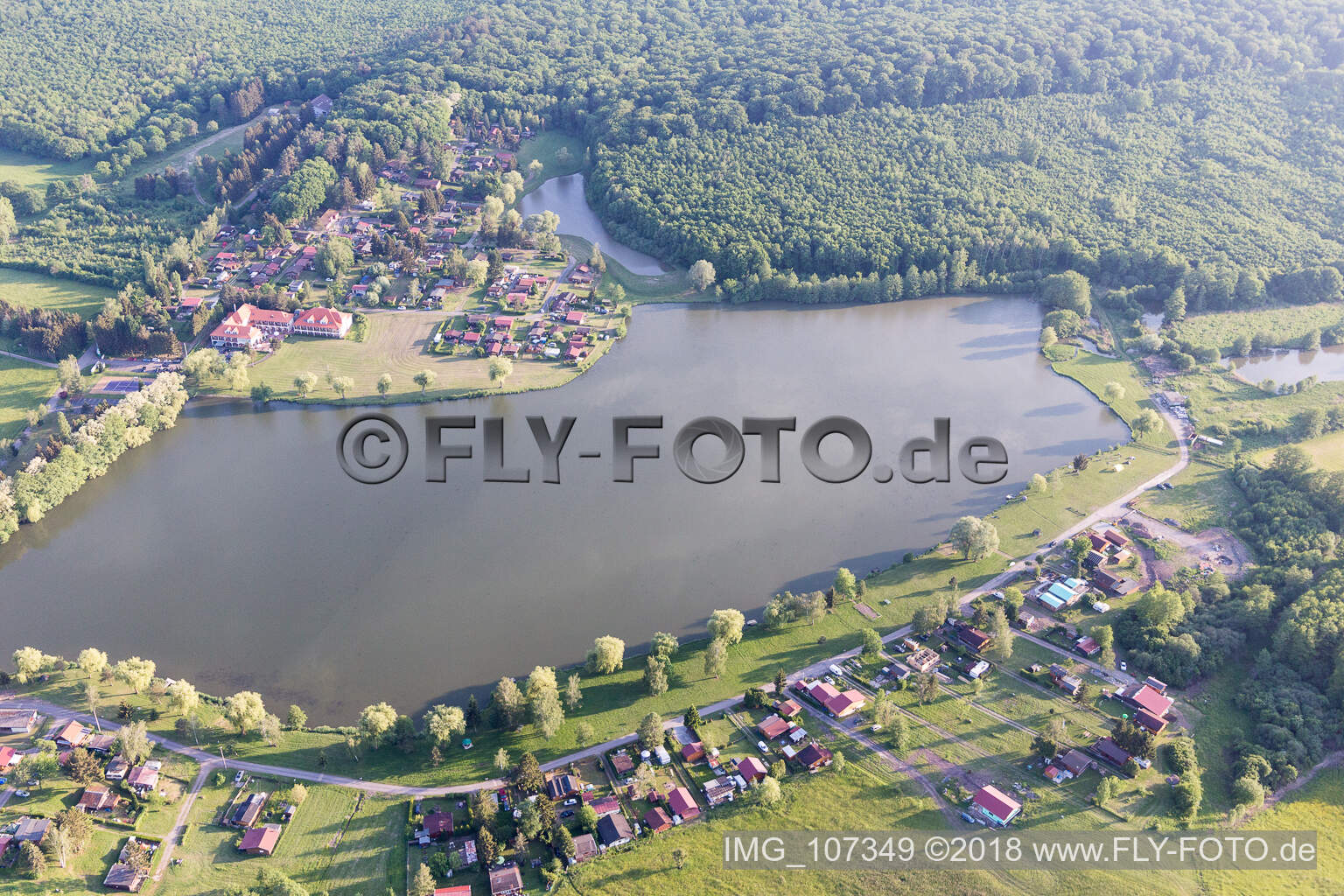 Luftbild von Hambach, Étang avec Camping im Bundesland Moselle, Frankreich