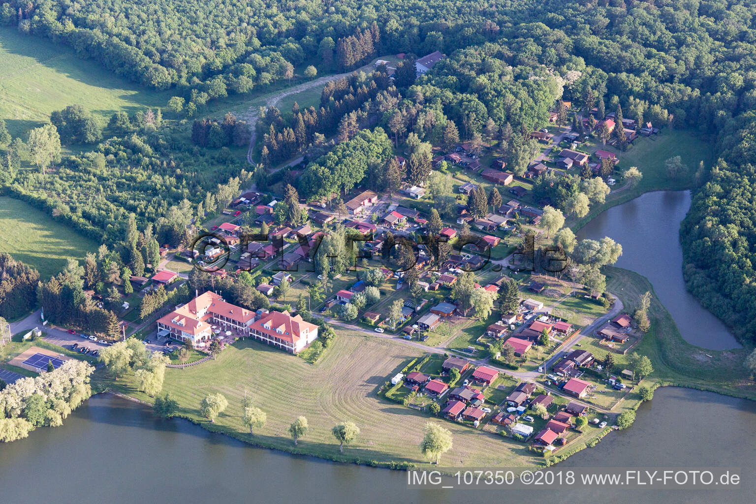Luftaufnahme von Hambach, Étang avec Camping im Bundesland Moselle, Frankreich