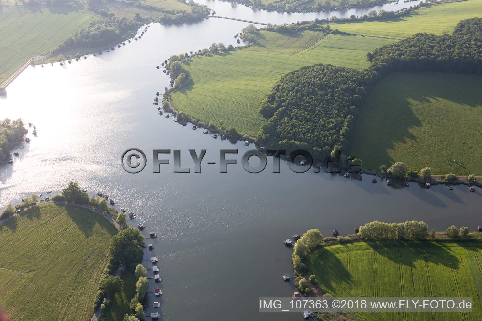 Luftaufnahme von Puttelange-aux-Laxs, étange biscornu in Grundviller im Bundesland Moselle, Frankreich