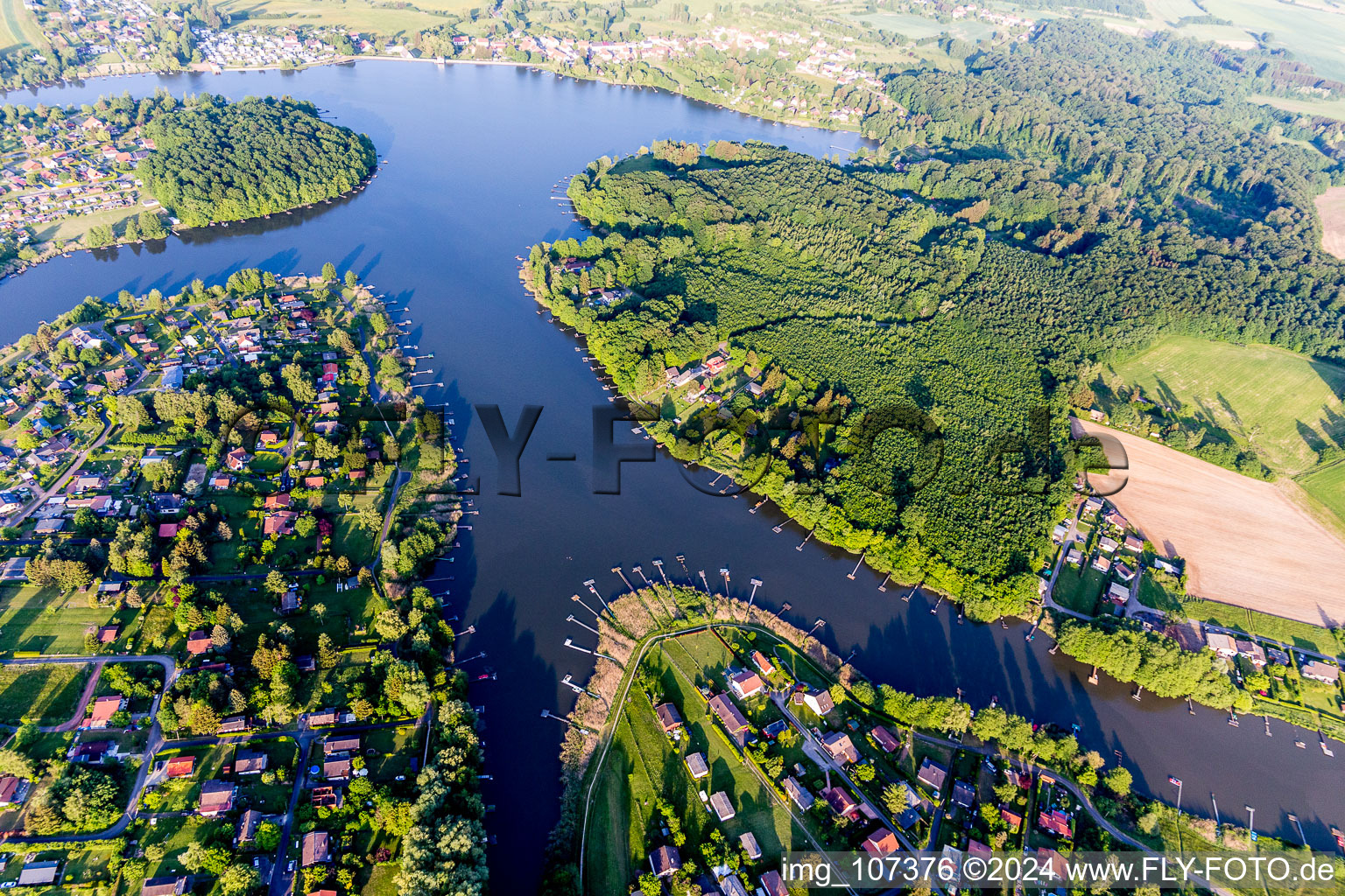 Luftbild von Waldgebiete am Ufer des See Ètang de Hirbach mit Anglerstegen in Weiherfeld in Grand Est in Holving im Bundesland Moselle, Frankreich