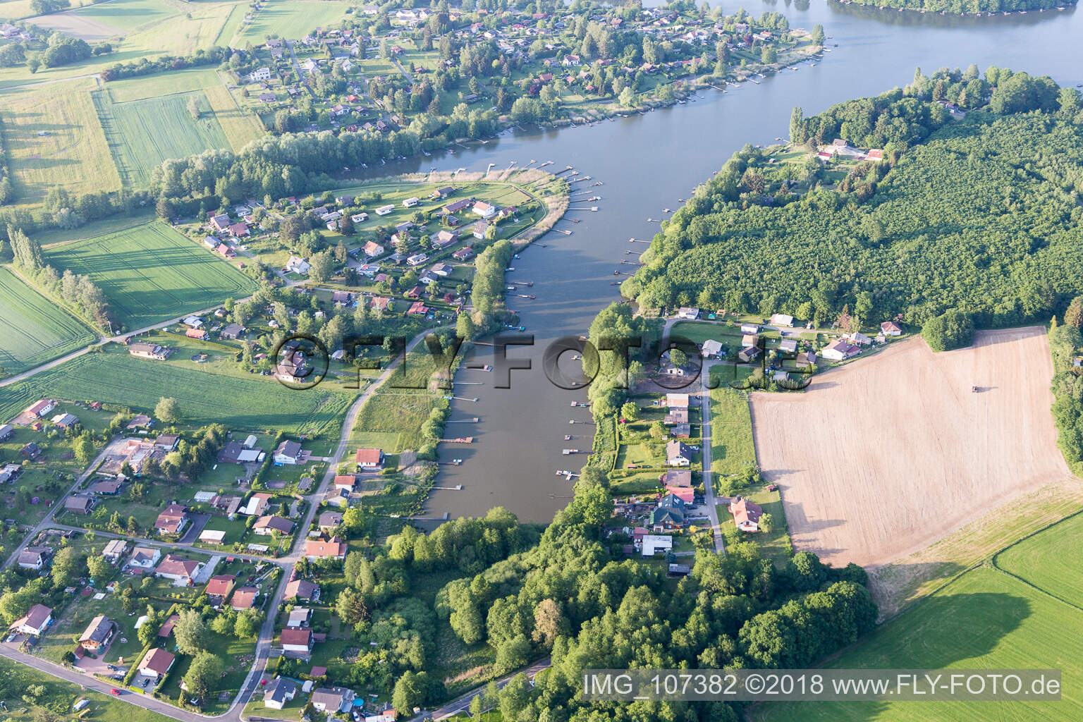 Étang des Marais in Hilsprich im Bundesland Moselle, Frankreich aus der Luft