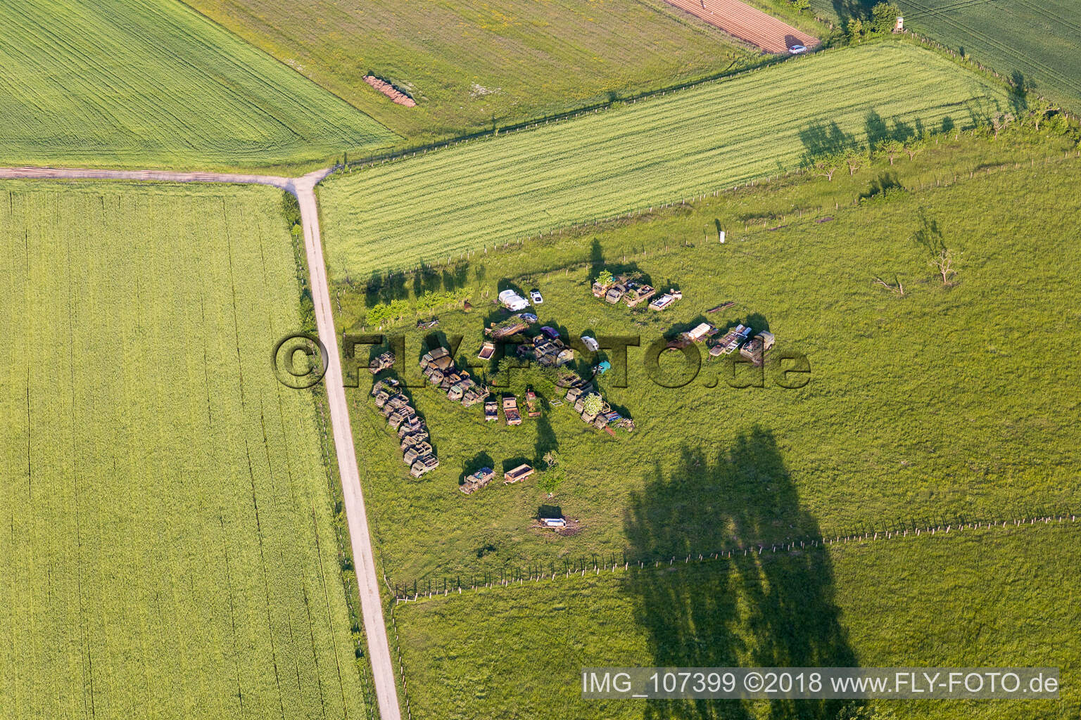Luftaufnahme von Vibersviller, Camions militaires im Bundesland Moselle, Frankreich