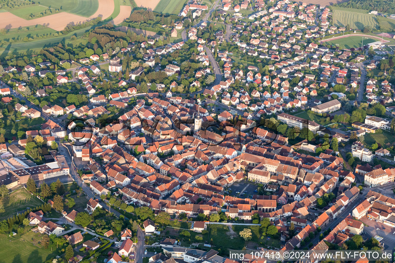 Ortsansicht der Straßen und Häuser der Wohngebiete in Sarre-Union in Grand Est im Bundesland Bas-Rhin, Frankreich