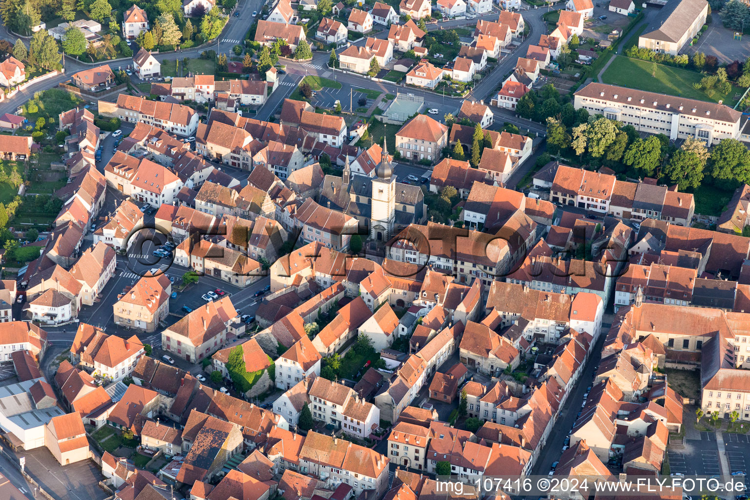 Luftbild von Ortsansicht der Straßen und Häuser der Wohngebiete in Sarre-Union in Grand Est im Bundesland Bas-Rhin, Frankreich