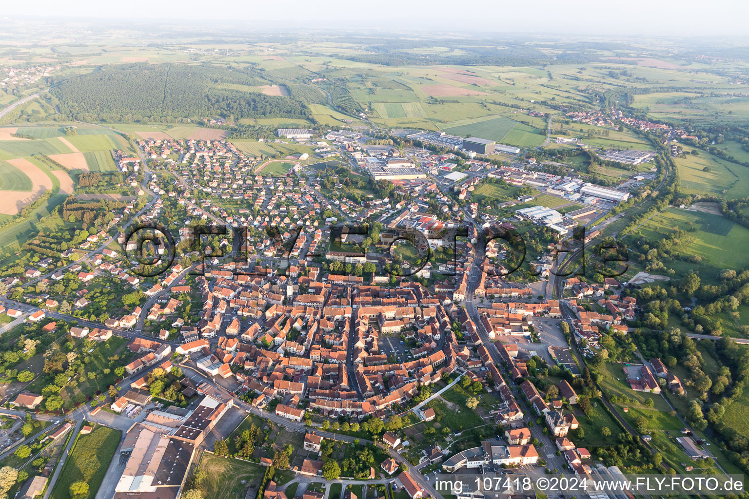 Luftaufnahme von Ortsansicht der Straßen und Häuser der Wohngebiete in Sarre-Union in Grand Est im Bundesland Bas-Rhin, Frankreich